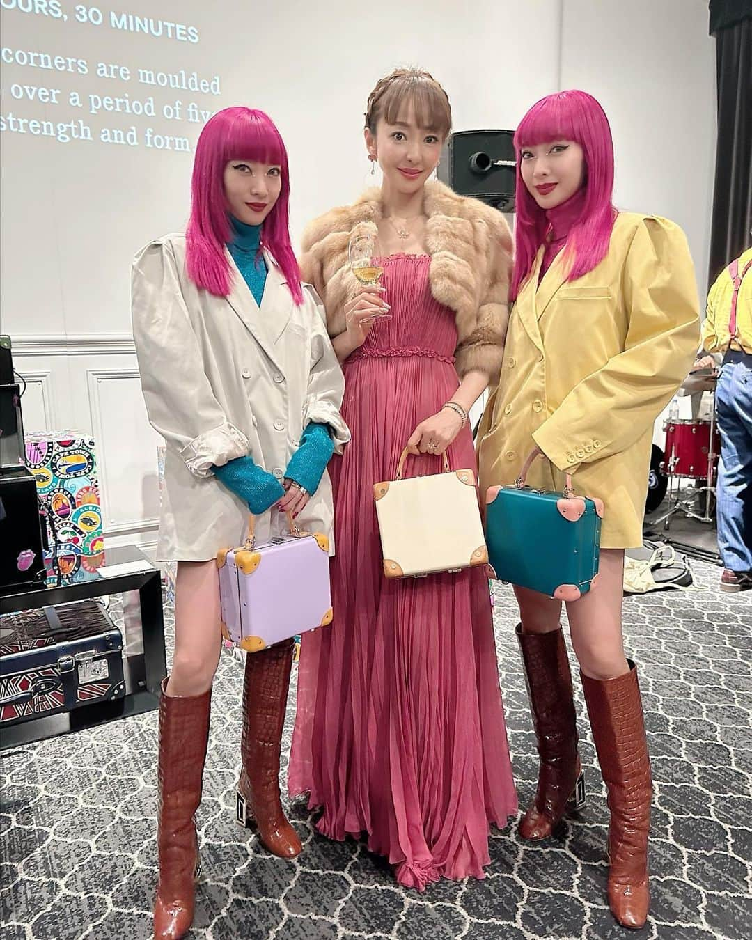 神田うのさんのインスタグラム写真 - (神田うのInstagram)「GLOVE TROTTER 125 ANNIVERSARY PARTY へ伺わせて頂きました☺️✨ @globe_trotter1897   英国でハンドメイドで作られているグローブトロッターは、125年の歴史を誇るラゲージブランドです🧳✨  機能性はもちろんの事、GUCCIやマックイーン、ティファニーなどともコラボするなど、デザインの美しさも魅力です☺️✨  パーティー会場では久々に可愛い過ぎるツインズのAMIちゃん💕AYAちゃん💕にもお目にかかれましたよ☺️✨ @amixxamiaya  @ayaxxamiaya   5枚目 元タカラジェンヌの美弥るりかさん💕 @rurika_miya_official   6枚目 久美ちゃん💕ことスタイリストの西野メンコさん💕と久々にお会い出来てとっても嬉しかったぁ❤️  #globe_trotter#グローブトロッター#125#anniversaryparty#125周年#anniversary#party#旅行鞄#旅行#ラゲージ#luggage#amiaya ちゃん#タカラジェンヌ#美弥るりか さん#スタイリスト#西野メンコ さん#神田うの#unokanda」12月11日 23時58分 - unokandaofficial