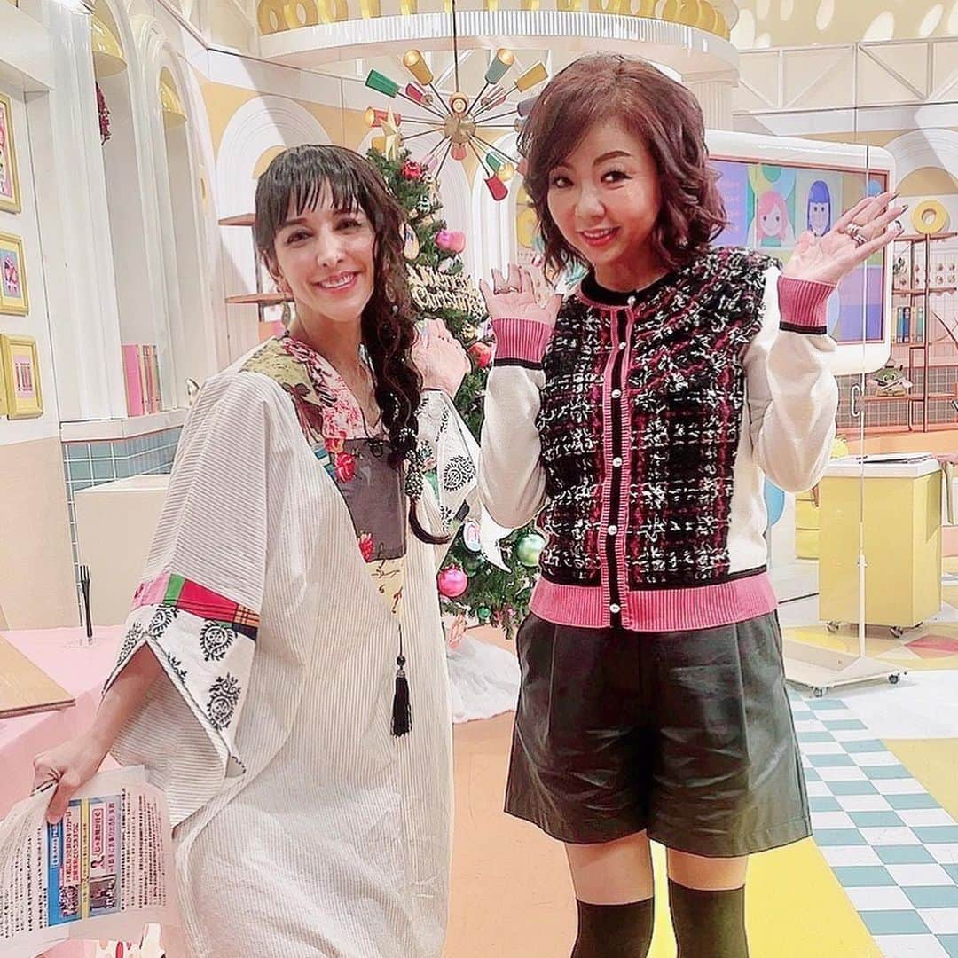 モモコさんのインスタグラム写真 - (モモコInstagram)「※ あさパラSにサヘル・ローズちゃんがゲストで来てくれました❗️ 名古屋の番組でも一緒でした。 むちゃ頭いい、かわゆい 女子です💕  そして、この日12/10(土)の衣装はヴェロフォンナさんのトップスを着用しました❗️  他のお洋服もかわいいですよ💕 チェックしてみてくださいね‼️ 【@verofonna】  スタイリストのインスタグラムにも番組の衣装載っています❗️ 【@eyes_stylist】  #ハイヒールモモコ #👠 #👠🍑 #CHANEL #シャネラー #グルメ #アメブロ  #YouTube #モモコ新聞 #あさパラS #ゲスト #サヘルローズ ちゃん #衣装 #テレビ衣装 #ヴェロフォンナ #verofonna #スタイリスト」12月12日 7時53分 - highheel_momoko