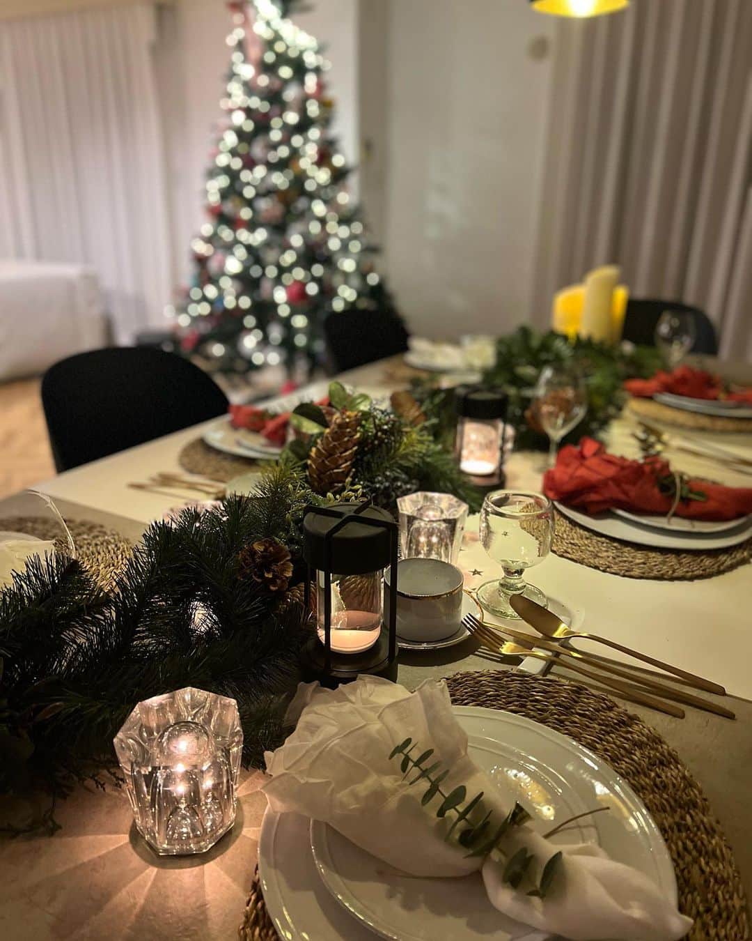 村上沙織さんのインスタグラム写真 - (村上沙織Instagram)「昨日はクリスマスパーティー。  お馴染みのメンバーでのクリスマス。毎年テーブルをクリスマス仕様にするのも楽しみにしているんです♡今年は忙しくて用意がギリギリになったけどなんとか完了。  今年もお料理は @otodoke_ristorante  でシェフに来てもらいました♡  #クリスマスパーティー#saorin_home」12月12日 9時53分 - rosysaorimonster
