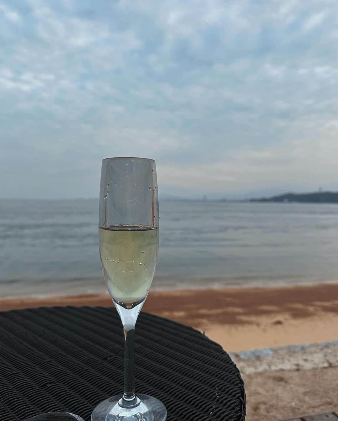 奈月セナさんのインスタグラム写真 - (奈月セナInstagram)「初の愛媛旅✈️  今回泊まったのは愛媛県今治市馬島にある 📍GLAMPROOKしまなみ(@glamprook.shimanami )  今治港からプレジャーボートに乗って行く特別な島へ行ってきました💫  今回はグランピングテントに宿泊♪ 来島海峡の潮騒をすぐ間近で感じることができてとっても穏やかな時間を過ごせました。 料理やドリンクは瀬戸内海で採れた新鮮な食材達🍊 身がプリップリの鯛、ジューシーなみかんがとっても美味しかった😚  スカイウォークや洞窟探索のアクティビティもあって、大人も子供も堪能できちゃうよ(^^)  ホテルのスタッフの皆様もとっても温かくて、フリードリンクや夜食まで準備して頂いたり、ホテルのサービスに大感動😊 また訪れたい場所です♪  (ちなみに、江戸時代に馬を放牧していた事から馬島と呼ばれているらしいよ)  PR @glamprook.shimanami #GLAMPROOK #グランピング #しまなみ #グランルークしまなみ #愛媛グランピング #四国グランピング #贅沢旅行」12月12日 11時09分 - natsuki_sena