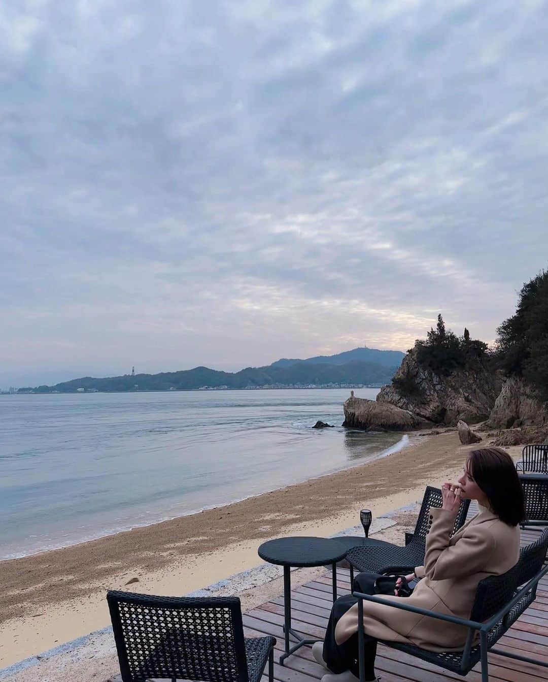 奈月セナさんのインスタグラム写真 - (奈月セナInstagram)「初の愛媛旅✈️  今回泊まったのは愛媛県今治市馬島にある 📍GLAMPROOKしまなみ(@glamprook.shimanami )  今治港からプレジャーボートに乗って行く特別な島へ行ってきました💫  今回はグランピングテントに宿泊♪ 来島海峡の潮騒をすぐ間近で感じることができてとっても穏やかな時間を過ごせました。 料理やドリンクは瀬戸内海で採れた新鮮な食材達🍊 身がプリップリの鯛、ジューシーなみかんがとっても美味しかった😚  スカイウォークや洞窟探索のアクティビティもあって、大人も子供も堪能できちゃうよ(^^)  ホテルのスタッフの皆様もとっても温かくて、フリードリンクや夜食まで準備して頂いたり、ホテルのサービスに大感動😊 また訪れたい場所です♪  (ちなみに、江戸時代に馬を放牧していた事から馬島と呼ばれているらしいよ)  PR @glamprook.shimanami #GLAMPROOK #グランピング #しまなみ #グランルークしまなみ #愛媛グランピング #四国グランピング #贅沢旅行」12月12日 11時09分 - natsuki_sena