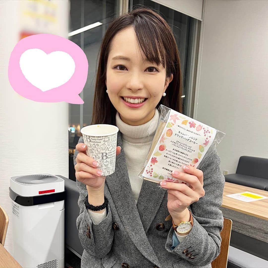 下村彩里さんのインスタグラム写真 - (下村彩里Instagram)「本格的な焙煎機を使った#コーヒー ☕️  今回私が取材した 『#キャンバス』は、 障害者の自立を促す福祉施設で、コーヒーの加工から販売までを引き受けています。  出会いは#コーヒーバリスタ全国大会 の取材。キラキラとした笑顔で仲間とコーヒーを飲みながら話す姿を見て、思わず声をかけたのがきっかけでした。  実際に仕事の様子を見させていただくと、 数mgの違いや、数秒の違いが味を左右するなど、繊細な作業も多いコーヒー作り。 皆さんの驚くような"集中力"と"丁寧"な作業に心打たれました。  その一方で、 「1人で黙々と作業する」だけではなく 働く皆さんが、コーヒーを通して お客さんや仲間など 様々な人と"つながる"瞬間を目の当たりにしました。  自分たちが1から作ったコーヒーで 誰かに"喜び"を届けられる確かな実感が、 働く皆さんのモチベーションや笑顔につながっているようにも感じます。  #障害者雇用 には 課題がまだあります。 1つは時給222円(2020年厚労省)という#工賃 の安さ。 そして "職種の選択肢"が少ないこともあげられます。  実際最初コーヒー作りを始める時 「障害者の方には難しいんじゃないか」という声もあったそうです。 でも始めてみたら、こんなに美味しいコーヒーを作ってくれた。　  こうしたコーヒーを例に、 "最初からできない"と決めつけるのではなくて、 障がい者の方が様々な"挑戦"ができる土壌作りの大切さを、 社会全体で認識していくことが必要なのではないかというお話しがとても印象的でした。　　  さて、今朝も キャンバスコーヒーの香りと奥行きのある味わいに癒されながら、  「いってきます。☕️」  #キャンバスコーヒー #出会ってから #毎日 #飲んでます #飲む度に #癒される #不思議なコーヒー  #報道ステーション#取材#下村彩里」12月12日 11時11分 - sairi.shimomura_ex