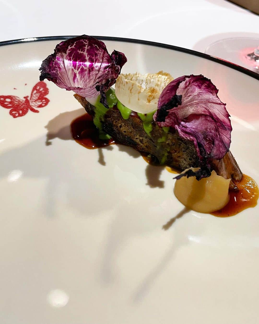 坂井雪乃さんのインスタグラム写真 - (坂井雪乃Instagram)「GUCCI OSTERIA da Massimo Bottura🍽️🍷🍝🧀🍅  目で見て楽しい食べて美味しい😋👏💓  コンテンポラリーなイタリア料理に日本の旬の食材や文化などを取り入れたフルコースでした🍽✨✨  ラーメンになりたいパルミジャーナがユニークで美味しかった🤭🍝🍜✨ 敢えて味の感想を書かなかったので是非味わって体感してみてほしいな♡  #GUCCI #gucciosteria  #グッチ #ミシュラン #michelin  #michelinstar #nomnom」12月12日 11時20分 - yukino_sakai