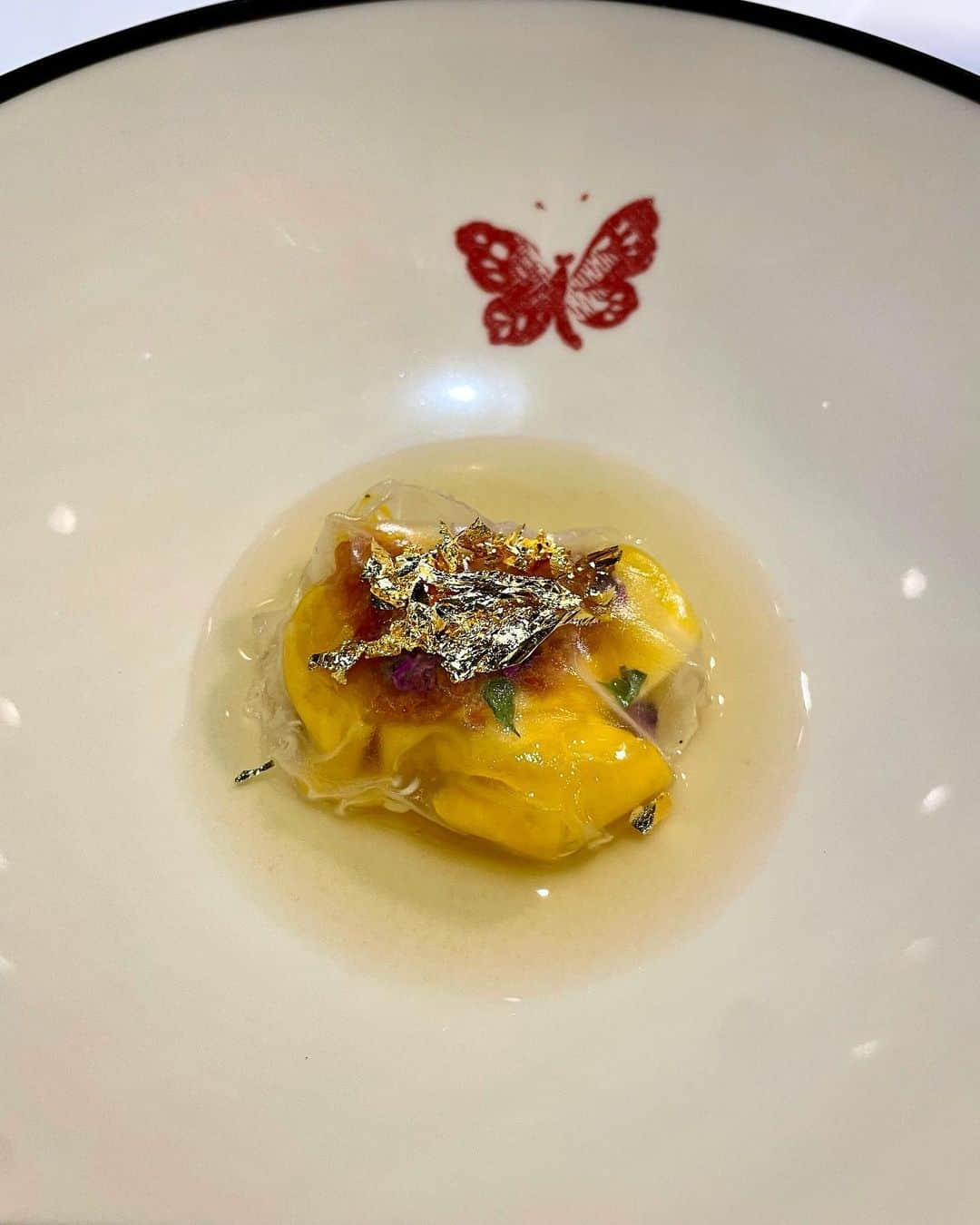 坂井雪乃さんのインスタグラム写真 - (坂井雪乃Instagram)「GUCCI OSTERIA da Massimo Bottura🍽️🍷🍝🧀🍅  目で見て楽しい食べて美味しい😋👏💓  コンテンポラリーなイタリア料理に日本の旬の食材や文化などを取り入れたフルコースでした🍽✨✨  ラーメンになりたいパルミジャーナがユニークで美味しかった🤭🍝🍜✨ 敢えて味の感想を書かなかったので是非味わって体感してみてほしいな♡  #GUCCI #gucciosteria  #グッチ #ミシュラン #michelin  #michelinstar #nomnom」12月12日 11時20分 - yukino_sakai