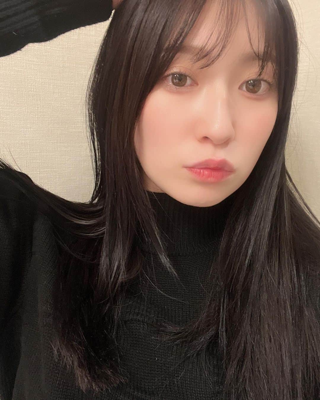 吉田朱里さんのインスタグラム写真 - (吉田朱里Instagram)「🖤🖤🖤 グレーっぽい黒髪でお願いしました✨ #ヘアカラー #暗髪 #黒髪」12月12日 11時32分 - _yoshida_akari
