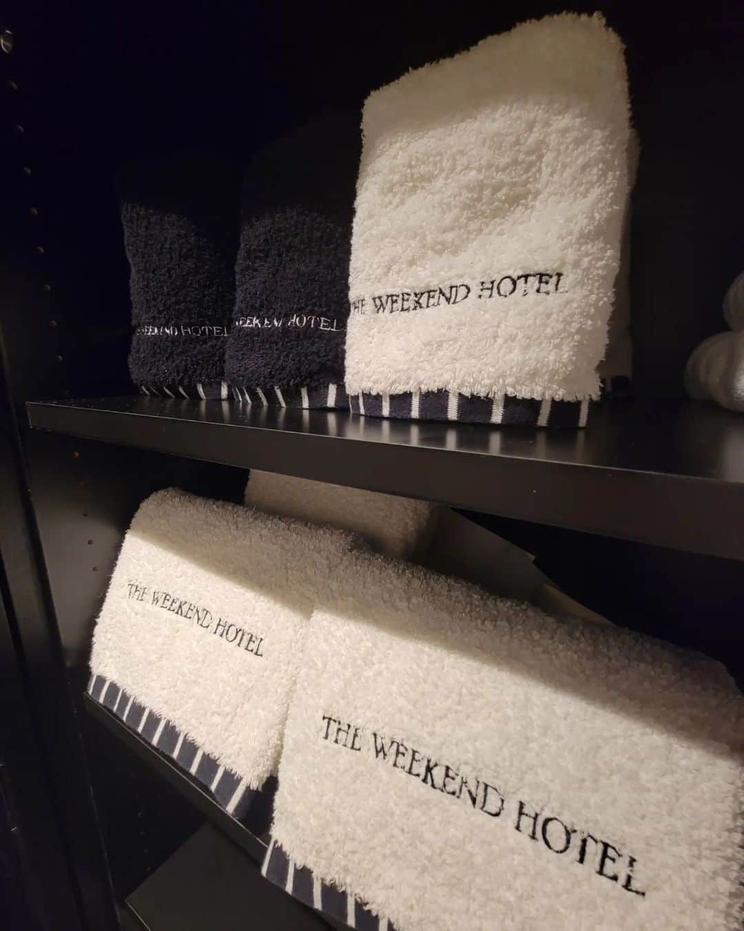山田優さんのインスタグラム写真 - (山田優Instagram)「年末年始に向けて 大掃除開始！！！  タオルやスリッパを新調して バスケットは追加！！！  @the_weekend_hotel の白黒でまとめて♡♡♡  気持ちよーく過ごせるように✨  @the_weekend_hotel」12月12日 12時30分 - yu_yamada_