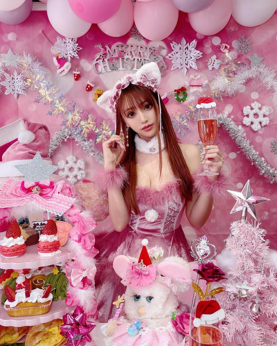 桜井莉菜さんのインスタグラム写真 - (桜井莉菜Instagram)「【 @remember6758 】で 激カワ過ぎるクリスマスアフタヌーンパーティー🎄🥂🪅 相変わらずリメンバーのアフヌンは可愛くてときめく💕 そしてその日、お店の人が是非この子と撮ってあげて下さいって奥から抱っこされて現れた黒猫ちゃんが可愛過ぎてキュン死しそうだった😱💕 写真撮る時だけ一瞬抱っこさせてもらってすぐに手洗ったら、痒くならず、アレルギーも出なかった😍❤️ 大人しくてぬいぐるみみたいで、魔女の宅急便のジジみたいだった🖤 派手可愛いアフヌン探してる方は是非行ってみて下さい💗  #アフタヌーンティー#クリスマス#クリスマスアフタヌーンティー#リメンバー#ピンクアフタヌーン#サンタコス」12月12日 15時28分 - rina__sakurai