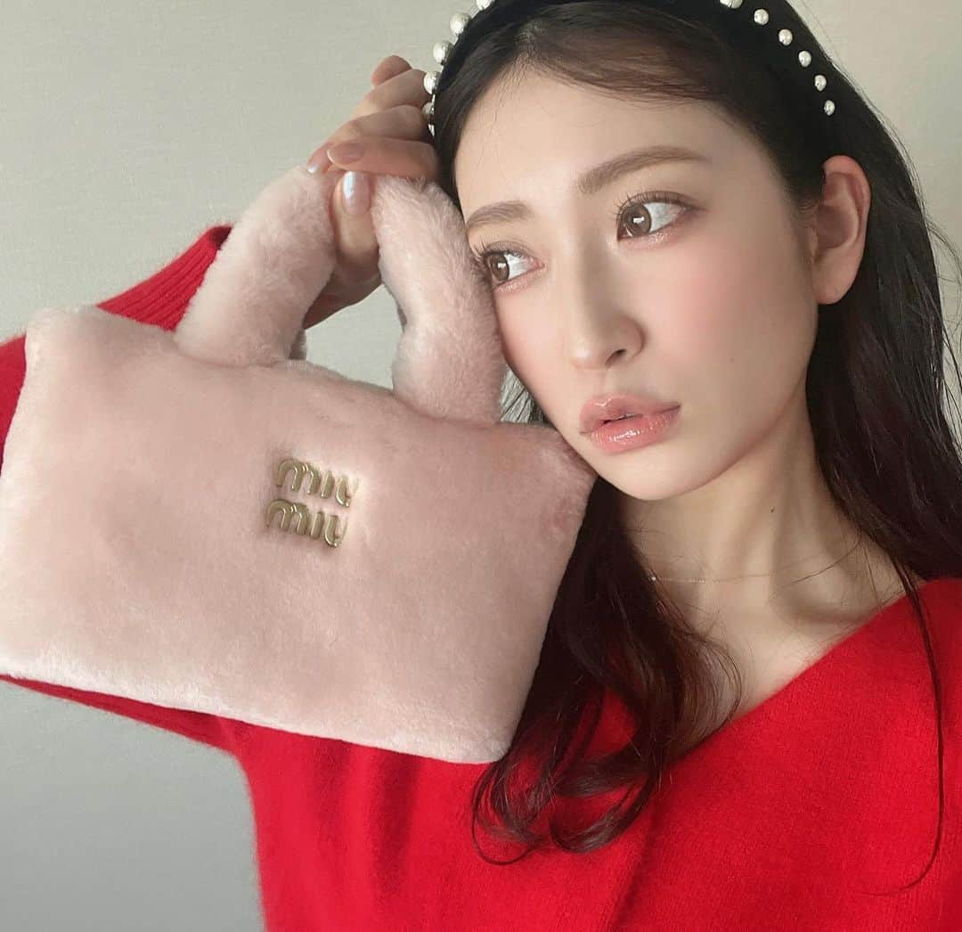 吉田朱里さんのインスタグラム写真 - (吉田朱里Instagram)「@miumiu で かわちぃバッグとカチューシャ買っちゃった🤫💗💗 . ピンクのもふもふ可愛すぎん？💓 水色と白もあって悩んだけど ピンク持った瞬間お店のお姉さんに私ピンク推しです！って言われてピンクにしました💓 . #miumiu #bag」12月12日 15時53分 - _yoshida_akari