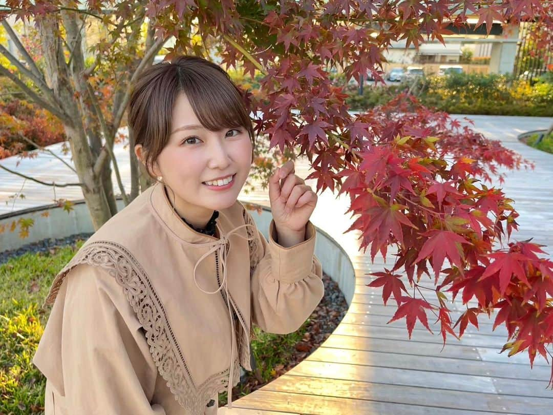 垣内麻里亜さんのインスタグラム写真 - (垣内麻里亜Instagram)「. 会社の紅葉はまだ見頃🍁 セノバ中継へ行く前に松浦くんと 写真を撮り合いました🤳  今日のまるごとは 権田選手が生出演！ W杯についてお話しいただきます⚽️  ぜひご覧ください！」12月12日 16時50分 - kakiuchi_maria