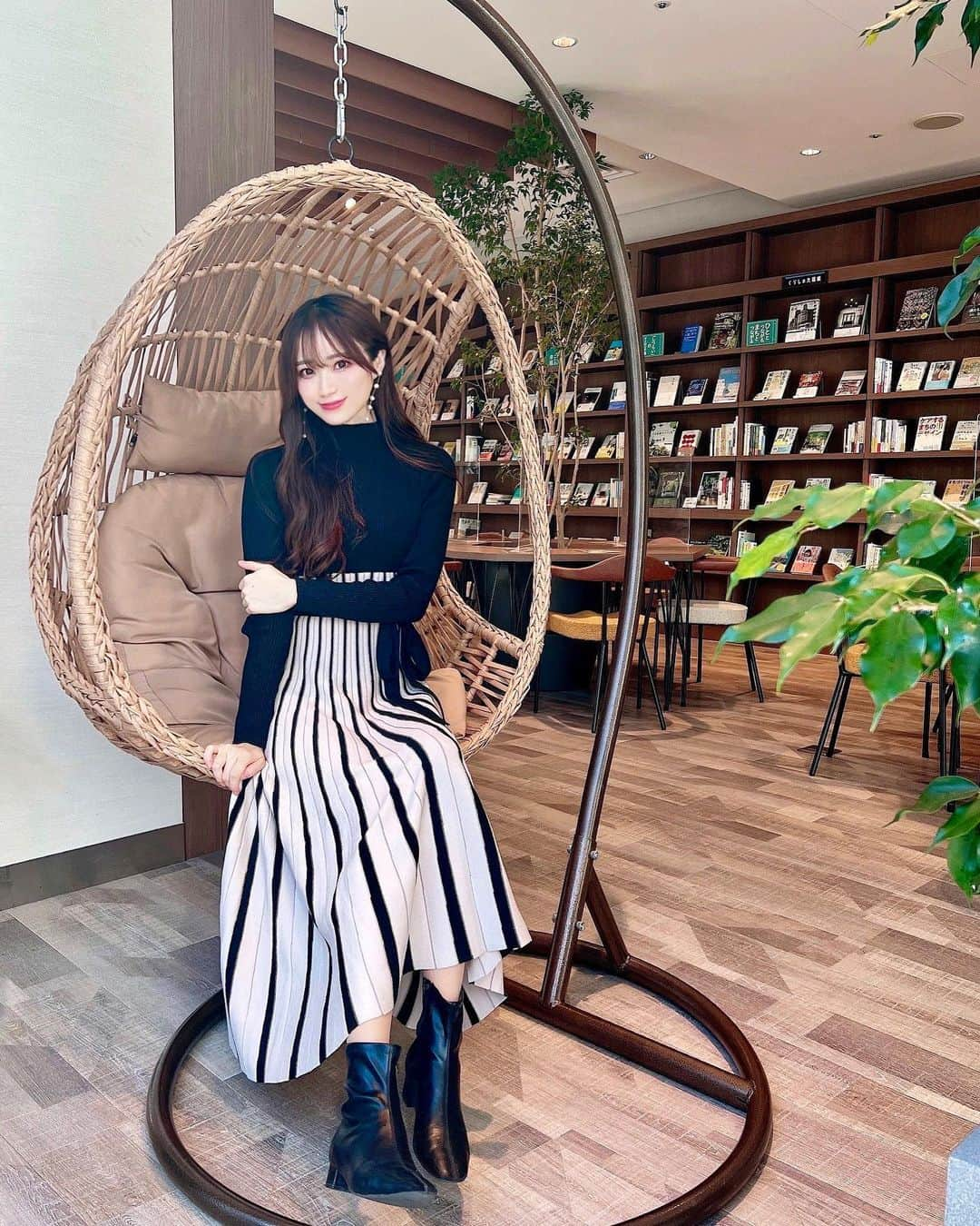 小越しほみさんのインスタグラム写真 - (小越しほみInstagram)「Book lounge Kable  @kable_booklounge 📚  緑があるおしゃれなブックカフェラウンジ 広くて感じのいい所だった☺️  読書やリモートワークをしたり カフェとして利用してる人もいたり様々☕️   お昼寝できるスペースもあって 居心地良くて永遠いれちゃう😮‍💨笑  お食事も想像以上に味もしっかり美味しくてびっくり🍽✨  書籍も多くて気になる本が沢山あったので またゆっくり読みに来たいな🌛  . . . . . . . .   #kable #bookloungekable #kabutoone #pr #book #booklounge #bookcafe #日本橋ランチ #兜町ランチ #茅場町ランチ #ブックカフェ #ブックラウンジ #カフェ #カフェ巡り #カフェ部 #カフェ部 #茅場町カフェ」12月12日 17時20分 - shihomi1129