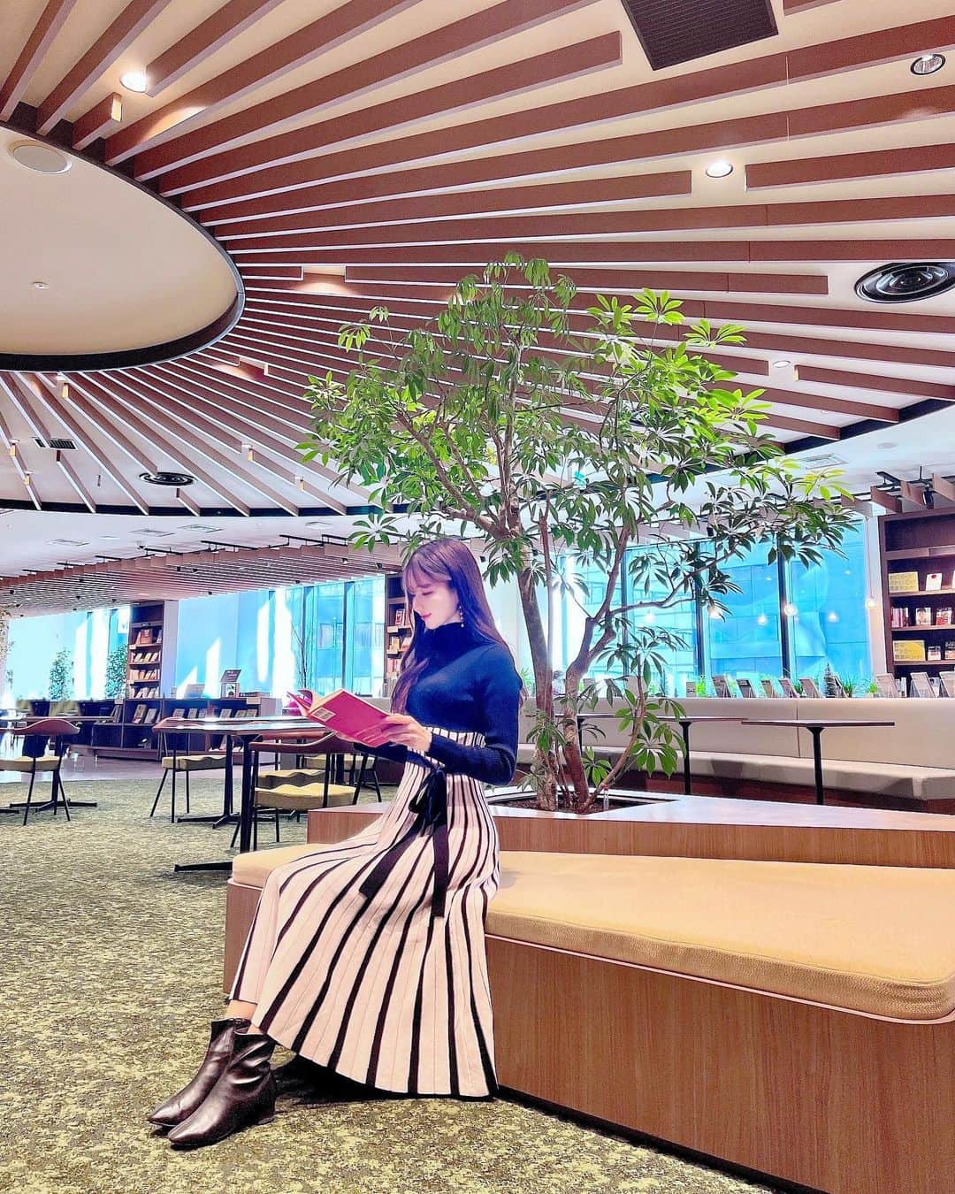 小越しほみさんのインスタグラム写真 - (小越しほみInstagram)「Book lounge Kable  @kable_booklounge 📚  緑があるおしゃれなブックカフェラウンジ 広くて感じのいい所だった☺️  読書やリモートワークをしたり カフェとして利用してる人もいたり様々☕️   お昼寝できるスペースもあって 居心地良くて永遠いれちゃう😮‍💨笑  お食事も想像以上に味もしっかり美味しくてびっくり🍽✨  書籍も多くて気になる本が沢山あったので またゆっくり読みに来たいな🌛  . . . . . . . .   #kable #bookloungekable #kabutoone #pr #book #booklounge #bookcafe #日本橋ランチ #兜町ランチ #茅場町ランチ #ブックカフェ #ブックラウンジ #カフェ #カフェ巡り #カフェ部 #カフェ部 #茅場町カフェ」12月12日 17時20分 - shihomi1129