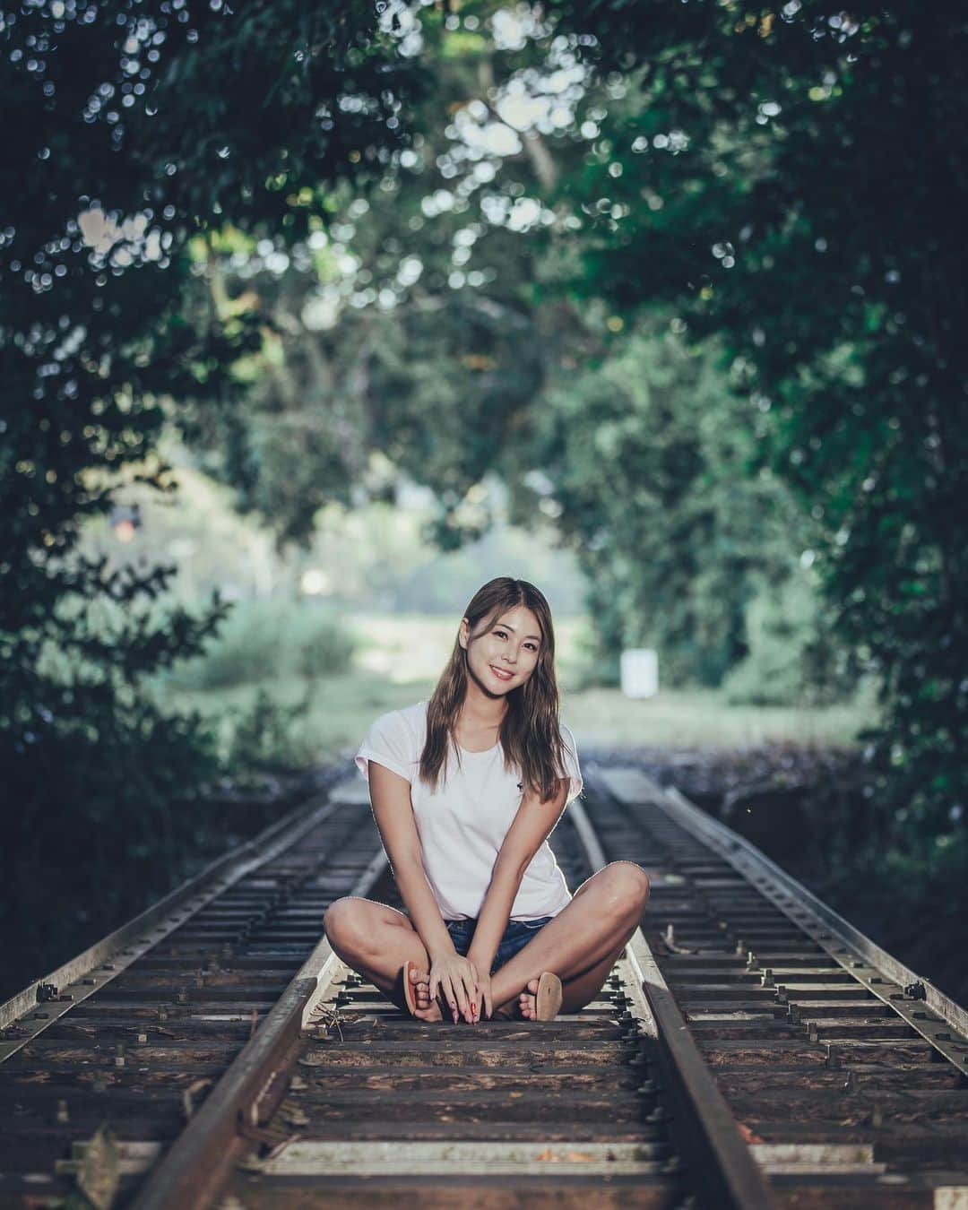 木村理恵さんのインスタグラム写真 - (木村理恵Instagram)「📸💚  ケアンズ1🇦🇺のカメラマンさん✨ まりおさん @mario_cairns 📸に撮って頂きました😋🫰  私、旅疲れ&髪ボサボサ&服テキトーで すごい状況だったんだけど🤣めちゃそんな事感じさせないくらいに撮って頂きました🤩‼️  本格的すぎて、あーちゃんとびっくりしてた🤣w 出来た写真見てたらすんご🤣うますぎや‼️って2人で感動🥹‼️🔥  次はバリバリ決めて撮ってもらうぞぉ〜‼️‼️‼️  是非ケアンズに遊びに来たら まりおさん📸に頼んでみてね❣️  #オーストラリア #オーストラリア旅行  #australia #cairns#cairnsaustralia  #cairns#ケアンズ旅行#ケアンズ#ケアンズ大好き#ケアンズ女子旅 #ケアンズ写真 #australiagram #japanesgirl#photography #photographer #cairnsphotographer  #女子旅 #女子旅行 #線路」12月12日 17時28分 - rierienari1229