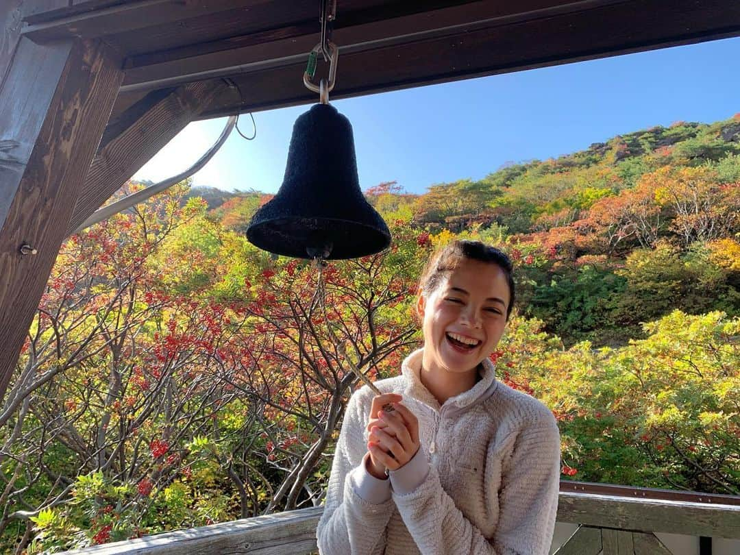 仲川希良さんのインスタグラム写真 - (仲川希良Instagram)「#adventcalendar 🎄9 ・ 「山の温泉はどこが好き？」というご質問 これは私もぜひ皆さんに教えていただきたいところ！ ・ ・ 私は山小屋デビューが那須の三斗小屋温泉・大黒屋さんだったので そっか山小屋ってお風呂がないことの方が普通なのか……と知ったのはその後しばらくしてからでした (ちなみに大黒屋さんにはタオルもワンピもフェイスパックも持っていきました笑) ・ 温泉に入れる山小屋さんは探せば意外とあるものですが それでもやっぱり一日歩いてやっとたどり着いた今日の我が家で 山からの恵みである温泉に体を浸す瞬間は本当に特別 疲れが解け出ていくのはもちろん 裸で山と溶け合えるような気がします ・ ・ 写真は小屋の前の鐘がシンボルのくろがね小屋 源泉掛け流しのくろがね温泉を目当てに行かれる方も多い安達太良山の小屋です ・ 厳冬期、残雪期、紅葉期と訪れていますが いつだって「ただいま〜」という気分にさせてくれる大好きな山小屋です ・ 窓から紅葉が眺められる白濁したお風呂も フルーティな秘伝のカレーも 地酒片手に見つめる達磨ストーブの光も 変わらずいてくれるというのはなんとありがたいことか ・ 小屋番の田畠さん(写真3枚目)が「ここは自分の家みたいなもんだから」とおっしゃっていたのが心に残っています だからこそのあの空気なんだろうなぁ ・ ・ そんなくろがね小屋 改修が決まっていてひとまず来年の3月31日が最終営業となっているようです(それ以降はHPを要確認) ・ 目に入るだけでホッとさせてくれた どっしりとした小屋の姿 今後がとても気になります ・ ・ ・ #⛰ #登山 #トレッキング #ハイキング  #山旅  #山小屋 #温泉 #安達太良山 #くろがね小屋」12月12日 17時51分 - kiranakagawa