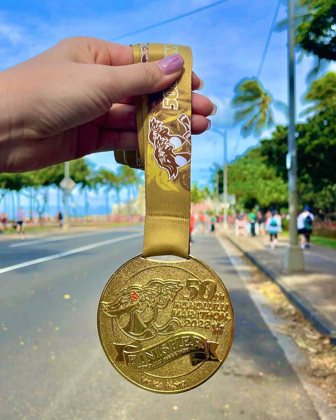 さーたんさんのインスタグラム写真 - (さーたんInstagram)「* * * 2022.12.11 HONOLULU  MARATHON完走🤙🏽🌺🌴🌈☀️ 4:51:40 * 疲れたーーー😂 12km地点からしんどすぎて半泣き（笑） 果てしなさすぎた🫠笑 * サブ4ペースもダメかぁ〜😮‍💨 って悲しくなったけど つい最近は10kmも走りきれなくて 毎日泣いてた時の事考えたら 【笑顔で走りきれた事♡】 それだけで素晴らしい事だよね😌❤️ * 来年も絶対出るぞ🤙🏽🌴🌺🌈☀️ 応援ありがとうございました💕 * * * #ホノルル #ハワイ #Honolulu #Hawaii #Waikiki #ワイキキ #ホノルルマラソン #Honolulumarathon #フルマラソン #マラソン #marathon #ハワイ旅行 #旅行 #サブ3ランナー #サブ3」12月12日 18時13分 - saachi_10