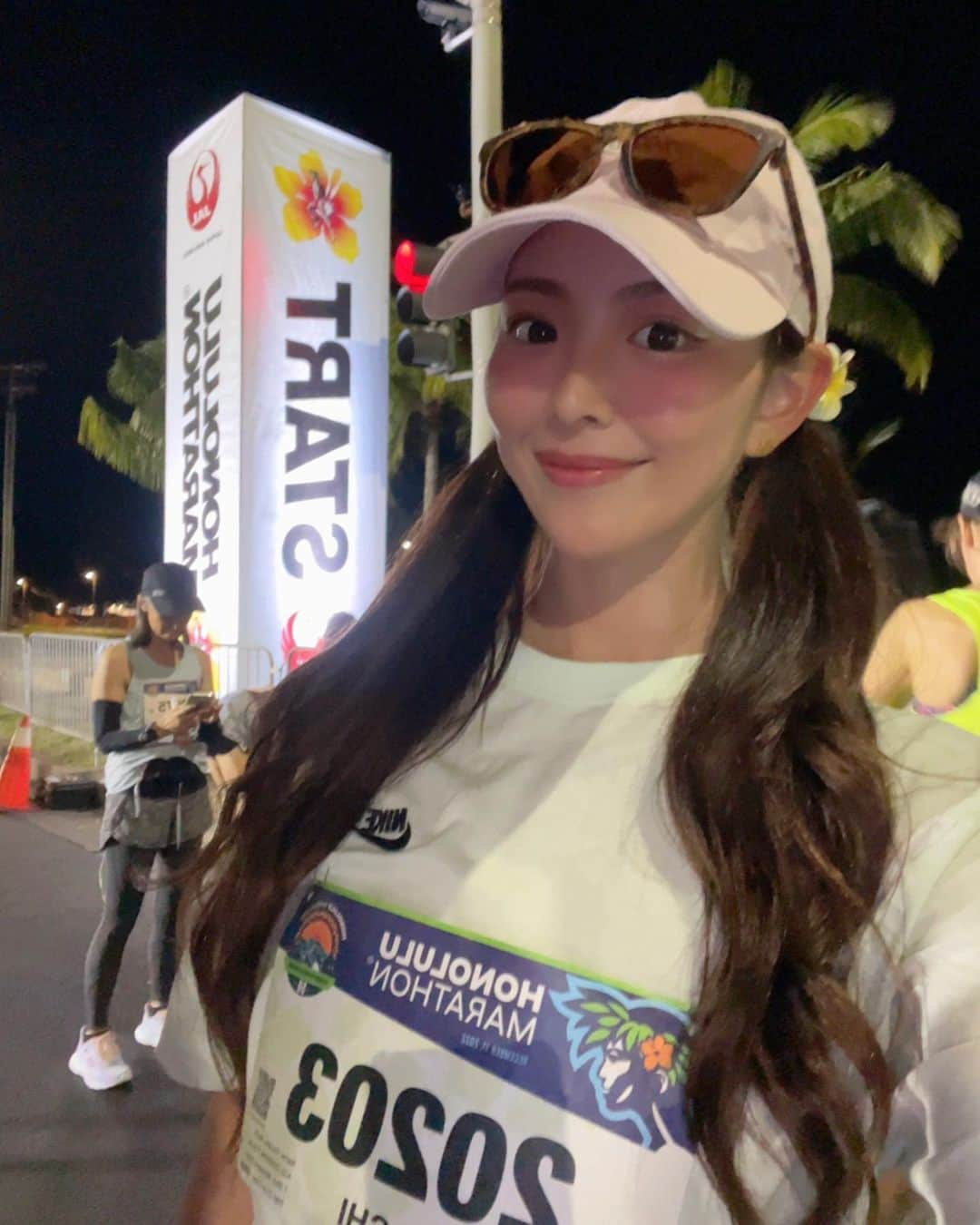 さーたんさんのインスタグラム写真 - (さーたんInstagram)「* * * 2022.12.11 HONOLULU  MARATHON完走🤙🏽🌺🌴🌈☀️ 4:51:40 * 疲れたーーー😂 12km地点からしんどすぎて半泣き（笑） 果てしなさすぎた🫠笑 * サブ4ペースもダメかぁ〜😮‍💨 って悲しくなったけど つい最近は10kmも走りきれなくて 毎日泣いてた時の事考えたら 【笑顔で走りきれた事♡】 それだけで素晴らしい事だよね😌❤️ * 来年も絶対出るぞ🤙🏽🌴🌺🌈☀️ 応援ありがとうございました💕 * * * #ホノルル #ハワイ #Honolulu #Hawaii #Waikiki #ワイキキ #ホノルルマラソン #Honolulumarathon #フルマラソン #マラソン #marathon #ハワイ旅行 #旅行 #サブ3ランナー #サブ3」12月12日 18時13分 - saachi_10