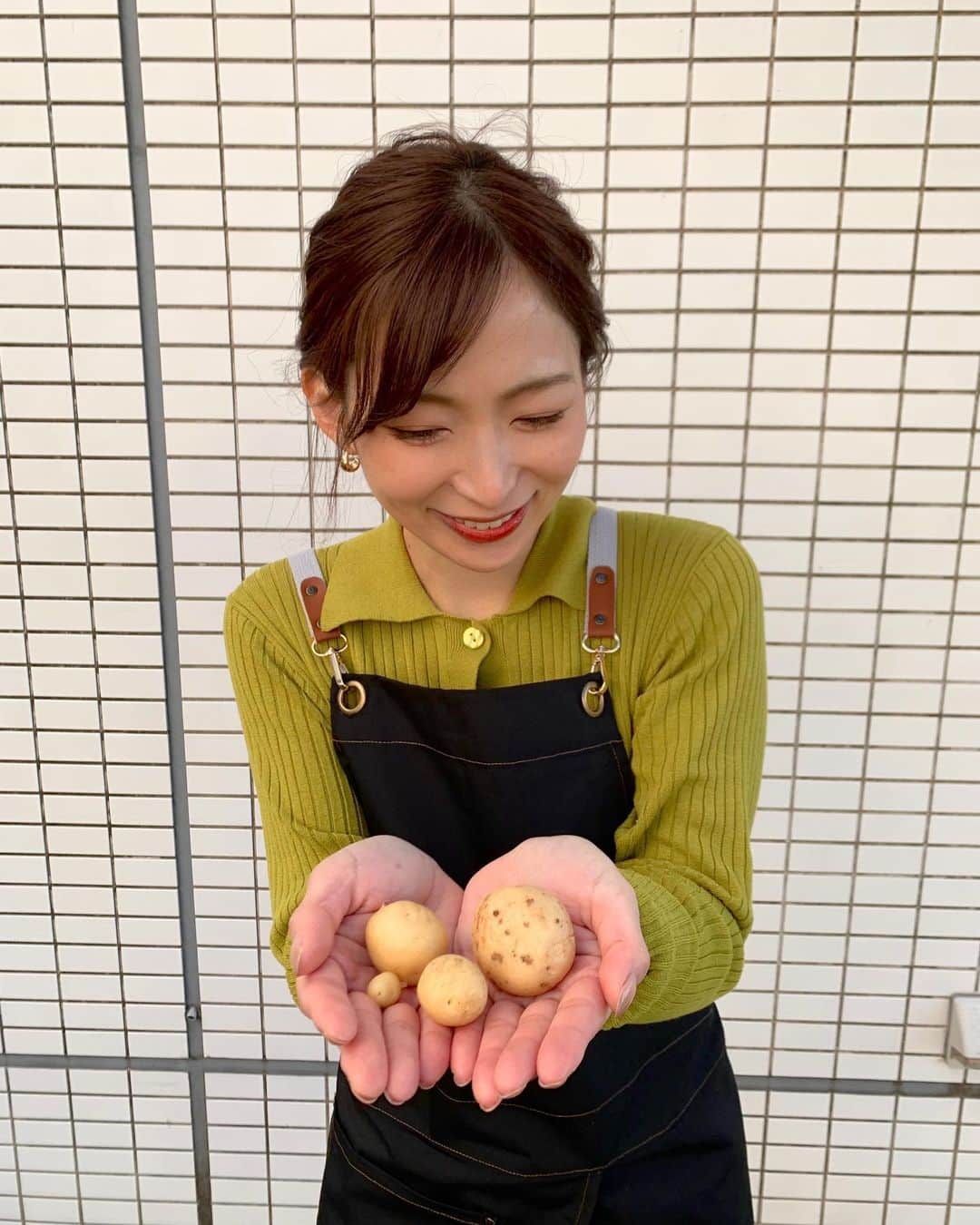 速水里彩さんのインスタグラム写真 - (速水里彩Instagram)「ジャガイモ🥔無事？収穫。笑  ちっちゃいけれど、想像と違ったけれど、 少ないけれど🤣笑  しっかりジャガイモ！！ 蒸して素材の味を楽しみました〜 美味しかった🥰  #家庭菜園 #プランター #ジャガイモ #大成功 ‼️、、、ですよね？😇」12月12日 18時20分 - hayami.risa