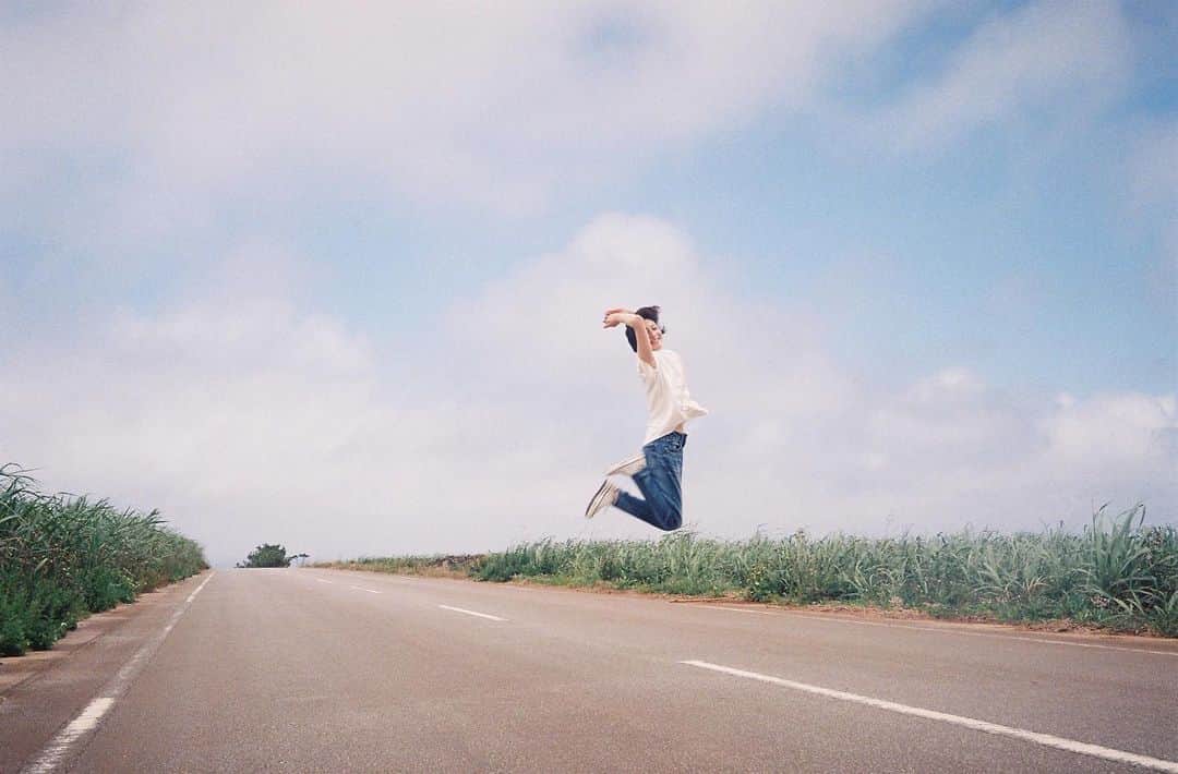広末涼子さんのインスタグラム写真 - (広末涼子Instagram)「. 飛んでました。  #ジャンプ力 #どうなってるのよ #全力すぎる #サービス精神の塊 #２枚目 #距離感大事 #距離感課題 #おふヒロスエ #CestlaVie #振り返り」12月12日 18時23分 - hirosue_staff