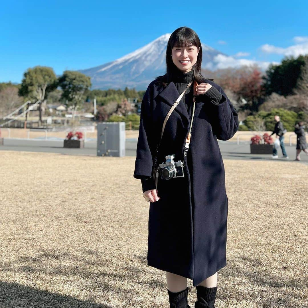 小田飛鳥さんのインスタグラム写真 - (小田飛鳥Instagram)「昨日は総勢16人で賑やかな法事でした🙏🏻✨ ちびちゃん達も増えて、ご先祖様も喜んでるだろうな☺️ 次の日は、 富士宮の #浅間神社 に #白糸の滝 に連れて行って貰いました🚗 どこにいても富士山が拝める〜幸せ〜〜🫶🏻🗻 #富士山 #fujiyama #mtfuji #富士宮浅間神社 #浅間神社本宮 #白糸の滝 #waterfall #shiraitofalls #shiraitonotaki #shiraitowaterfall #japan #japantravel #japansightseeing」12月12日 19時00分 - asuka_oda_0320