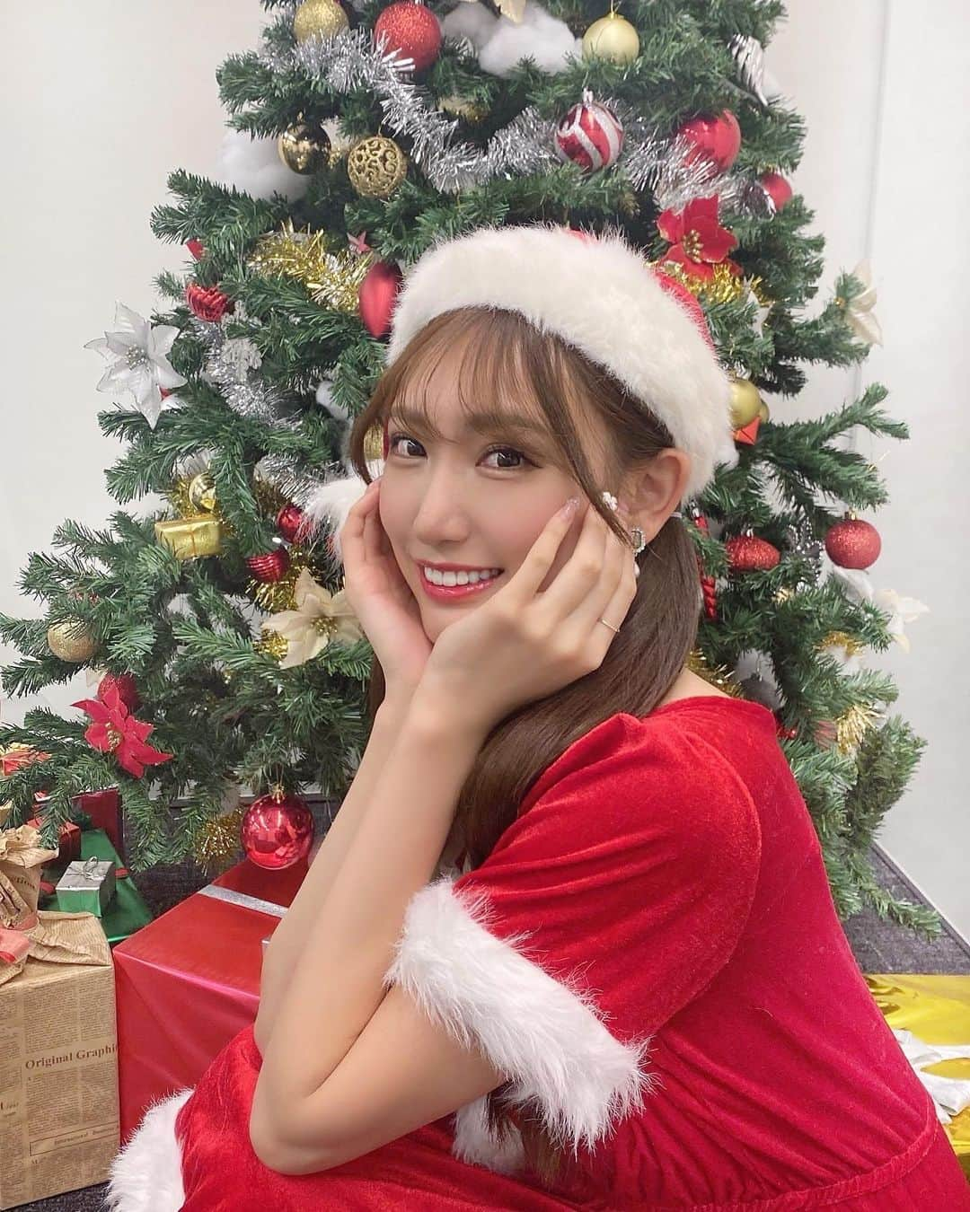 原かれんさんのインスタグラム写真 - (原かれんInstagram)「᯽ 今年はサンタさん来るかな？🎁 . . . . . . #原かれん #かれんたん #nmb48 #ぴろぴろ  #idol  #アイドル  #茶髪ロング  #今日のコーデ #ぴろコーデ  #くびれ作り  #クリスマス #クリスマスパーティー #クリスマスツリー #クリスマスコーデ #サンタコス #サンタコスプレ #サンタさん #冬コーデ #ワンピース  #아이돌　#ootd #오오티디　#팔로우  #좋아요 #01 #일본　#女子力委員長 #みんなのレディコーデ」12月12日 19時12分 - karen_hara315