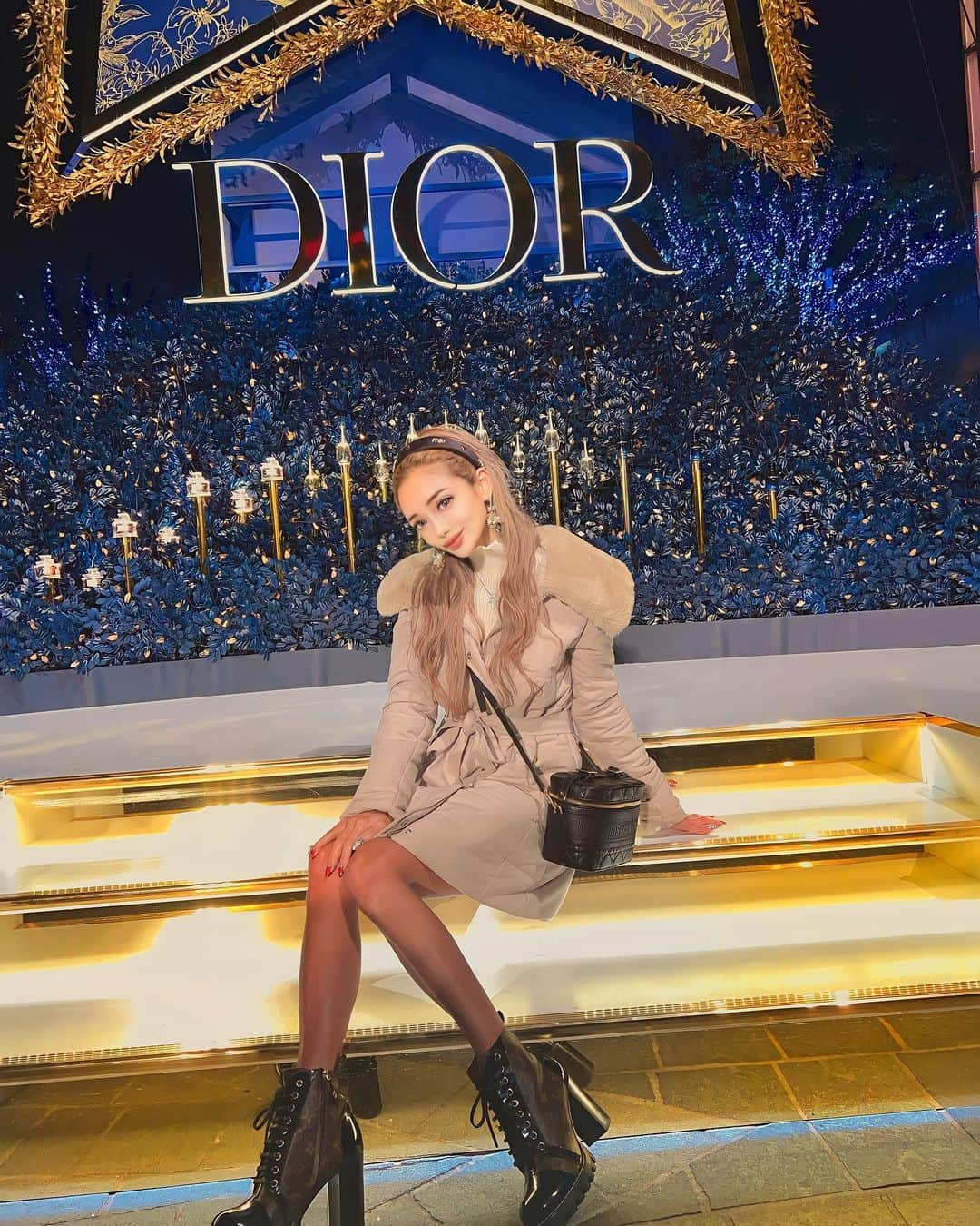 藤木そらさんのインスタグラム写真 - (藤木そらInstagram)「. . The Dior cafe in Roppongi was too cute🥹!!💞 I dyed Roppongi with glitter in an even more exquisite space ( ̤ᴗ ̤ )♡ . .六本木に期間限定であるDiorカフェ行ってきた🙈💞💞 . .THE六本木って感じにキラキラすぎて極上空間でした♡(´˘`๑)⭐️⭐️ . . .Dior可愛いすぎるなぁ‪( ᐪ꒳ᐪ )‬藤木に、サンタさん来ないかな😭😭 . .ってかキラキラ大好きだからキラキラした空間は本当に癒される🥺🥺寒いのにイルミネーション大好きだし🤣🤣💞💞 . . .アウター @blackqueen.official  .ピアス @manomano20201001  .  . . . . . . . . .#Dior #diorカフェ #カフェ好きな人と繋がりたい #六本木 #六本木カフェ #六本木ヒルズ #六本木イルミネーション #louisvuitton #roppongi #キラキラ」12月12日 19時24分 - sorafujiki