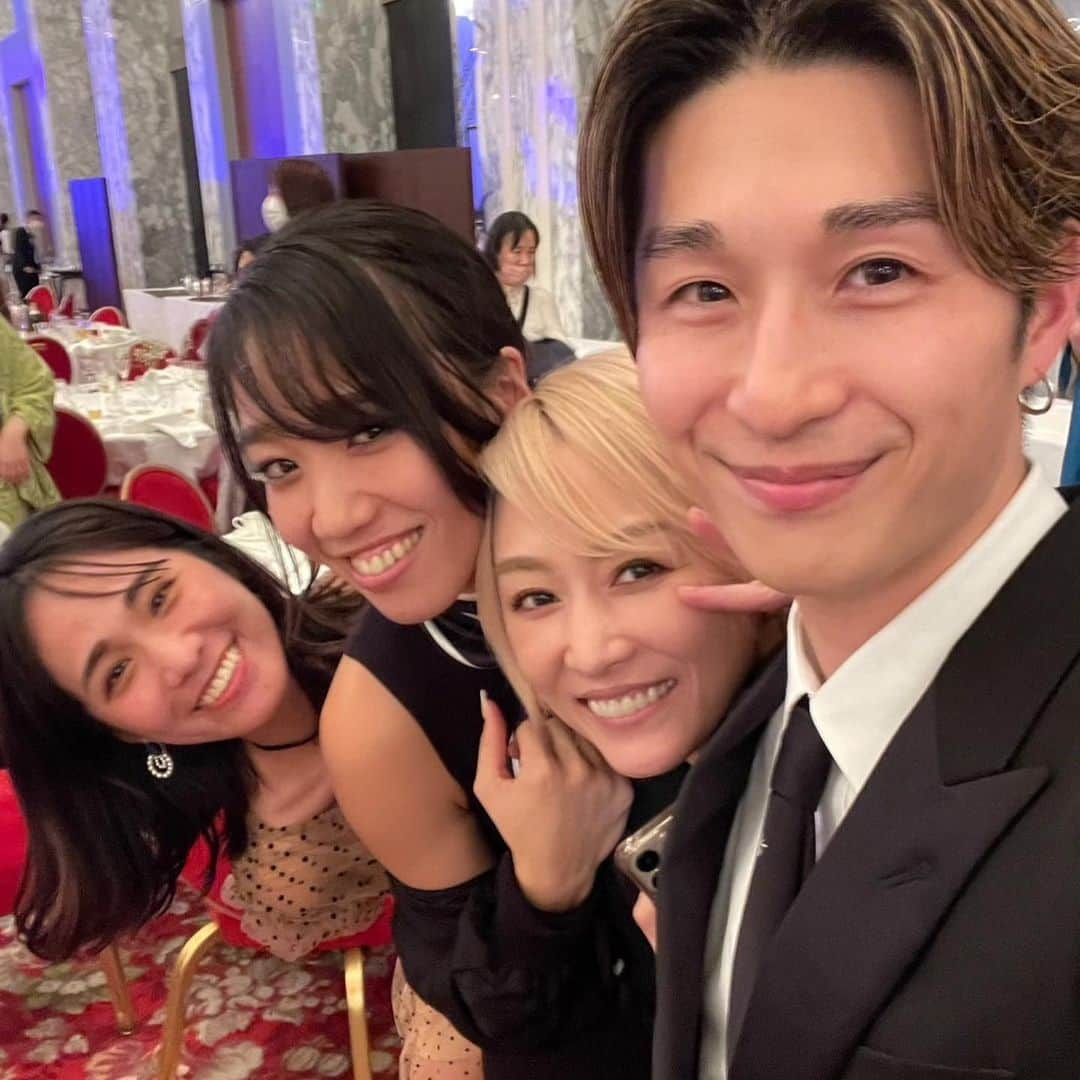 杏さゆりさんのインスタグラム写真 - (杏さゆりInstagram)「みんなに会えて最高に楽しかった🥰 ホストやんwって言われたのは内緒🤫w .  I had a great time seeing everyone🥰 My friend said, You looks like Japanese male hast club man lol🤫 . #大好きな友達 #東京タワー　#LV  #杏さゆり #SayuriAnzu」12月12日 19時29分 - anzu_sayuri_official