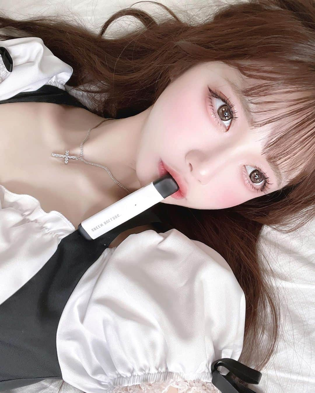 あやちゃんさんのインスタグラム写真 - (あやちゃんInstagram)「リラックスタイム⏱🖤🤍  CBD60%ポッドのグリーンブルドッグ🌬🌙 寝付けない時におすすめ♡ マスカットの香りもいい✨ ドンキホーテで買えるよ♡  @greenbulldog_cbd   #グリーンブルドッグ #CBD #CBDリキッド #ドンキで買える #シーシャ #チル #チルアウト #paidpartnership」12月12日 19時42分 - aya.you.love.r