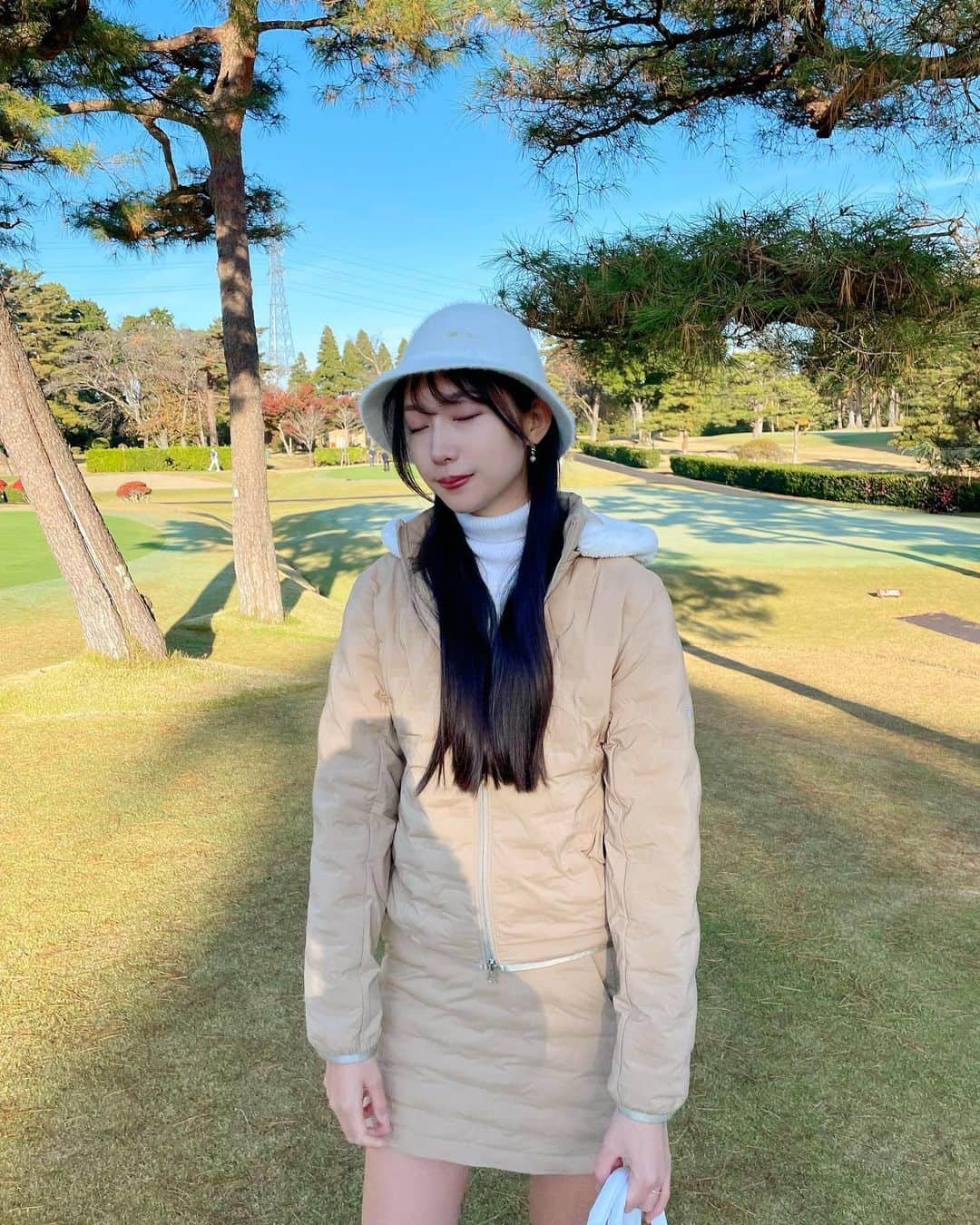 中島亜莉沙さんのインスタグラム写真 - (中島亜莉沙Instagram)「気付けば極寒🥹❄️  そんな日はダウンのセットアップで乗り切る✊🏻 私服でもちゃっかり着てます笑 @newbalancegolf_japan   #ごまいめ #突然の冬眠する人  #newbalancegolf #golf #golfwear #golfswing #sports #coordinate #ootd  #ゴルフ #ゴルフシューズ #ダウンジャケット #冬ゴルフ  #親子ゴルフ #ゴルフ女子 #スポーツ女子 #ゴルフウェア #スポーツウェア #コーデ紹介 #ゴルフコーデ #ベージュコーデ #袖ヶ浦カンツリー #골프　#골프여자　#尔夫球 #高尔夫」12月12日 22時05分 - arisan_days