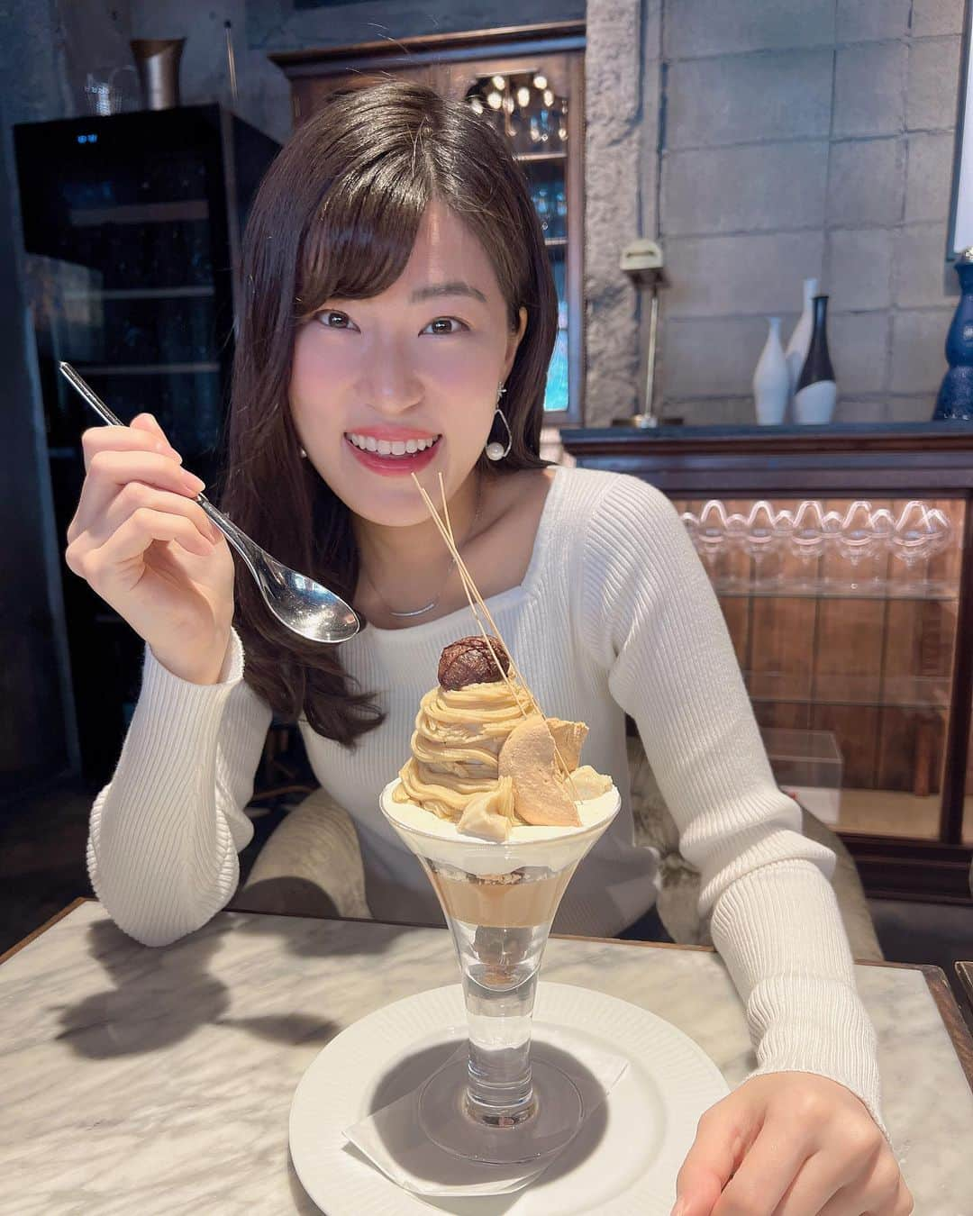 竹内里奈さんのインスタグラム写真 - (竹内里奈Instagram)「🌰pafe♡  お友達と楽しい休日のときの♪ 美味しすぎました😋 癒されたいちにちでした♡ 外観も内装もかわいくて素敵なcafe  もこもこコート🐏🫧 ・ ・ ・ ・ ・ ・ ・ ・ #栗 #マロン #マロンパフェ #パフェ #pafe #カフェ #六本木カフェ #スプラウトカフェ　#白コート #女子アナ #アナウンサー #フリーアナウンサー #竹内里奈」12月12日 23時26分 - rina.takeuch