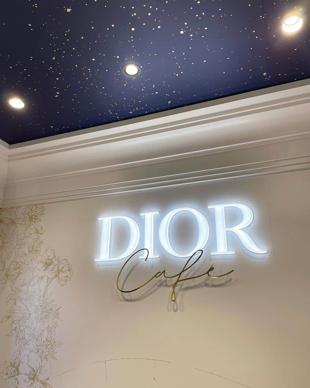 伊藤奈月さんのインスタグラム写真 - (伊藤奈月Instagram)「⁡ Diorのホリデーイベント🎄💫 可愛すぎる🪐 ⁡ 奈月っていう名前だから 月 とか 夜空 は 昔から大好きで、 今回の星空のモチーフも とっても好み🌌🌛 ⁡ #Diorcafe  #カフェ  #cafe #Dior  #ディオール #ホリデー  #holiday #期間限定イベント #クリスマス  #christmas #Xmas  #ホリデーイベント #ホリデーコレクション #クリスマスコフレ」12月12日 23時27分 - naachan__