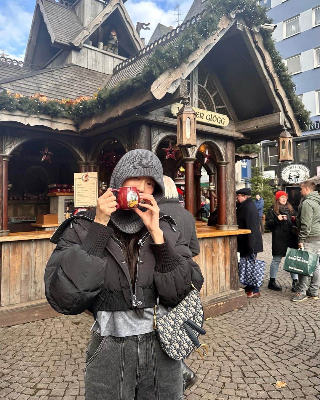 ジスさんのインスタグラム写真 - (ジスInstagram)「Cologne you were such a beautiful city! I had so much fun at the Christmas market 🎄Our BLINKs help beat the cold! I can't wait to be back to see you all . Love you♥️」12月12日 23時36分 - sooyaaa__