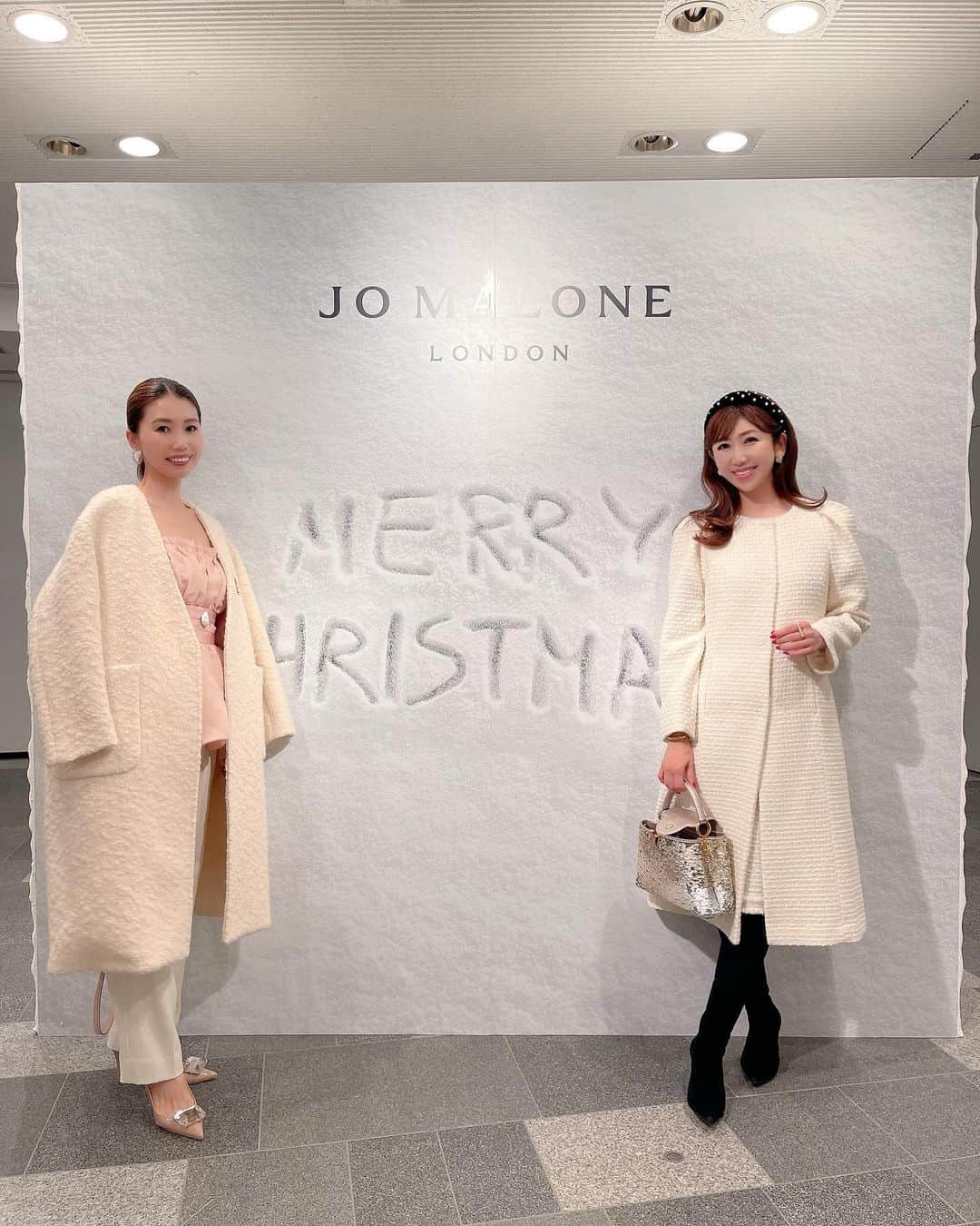 和泉佳子さんのインスタグラム写真 - (和泉佳子Instagram)「今日は、JO MALONEのChristmas Snow Day POP UP Partyにおじゃましました😊  会場には、クリスマス限定アイテムが揃い、たくさんのクリスマス気分を味わえる仕掛けやディスプレイが施されていて、テンションが上がりました🥰  今回のドレスコードはホワイトという事で、私は、プリマシェレルのツイードワンピとコートをセレクト💗  そして、香りは、JO MALONEのクリスマス限定の香り「ミッドナイトムスク&アンバー」の香りを💕  キラキラ、まるでスノードームのようなキャップが可愛いんです🥰  会場では限定の香りはもちろん、全ての香りを試す事が出来ます🙆‍♀️  JO MALONEのChristmas Snow Day POP UP Partyは、12/14〜12/25まで、表参道ヒルズ B3で開催されます✨  是非、お近くの皆様、お出かけになってみて下さい😊  @jomalonelondon   #和泉佳子　#jomalonelondon  #表参道ヒルズ　#クリスマス限定　#フレグランス　#ジョーマローンロンドン」12月13日 2時39分 - yoshiko_izumi
