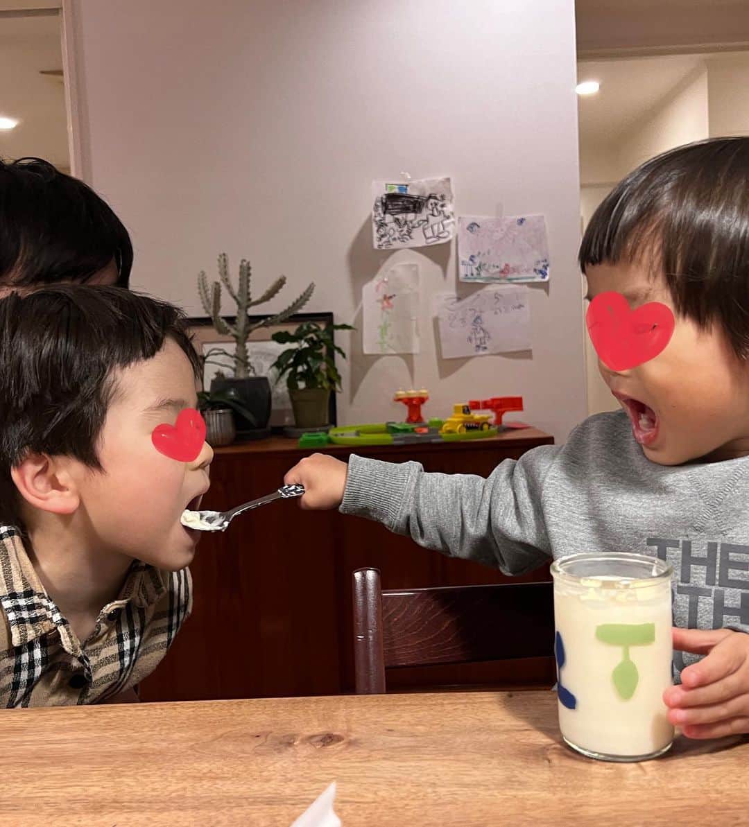 安田美沙子さんのインスタグラム写真 - (安田美沙子Instagram)「おはようございます☀  今日は、早朝から撮影へ✨  なんだか寒いっ❄️いよいよ冬本番な感じ✨  二枚目は昨夜の次男坊。  プリン食べる顔がわんぱくすぎる🤣  にいにいにひと口あげたけど、ついついあーんってなっちゃうみたい☺️🤍  かわいい2人です。  今日も楽しむぞう！！  #いってきます #おはよう」12月13日 6時52分 - yasuda_misako