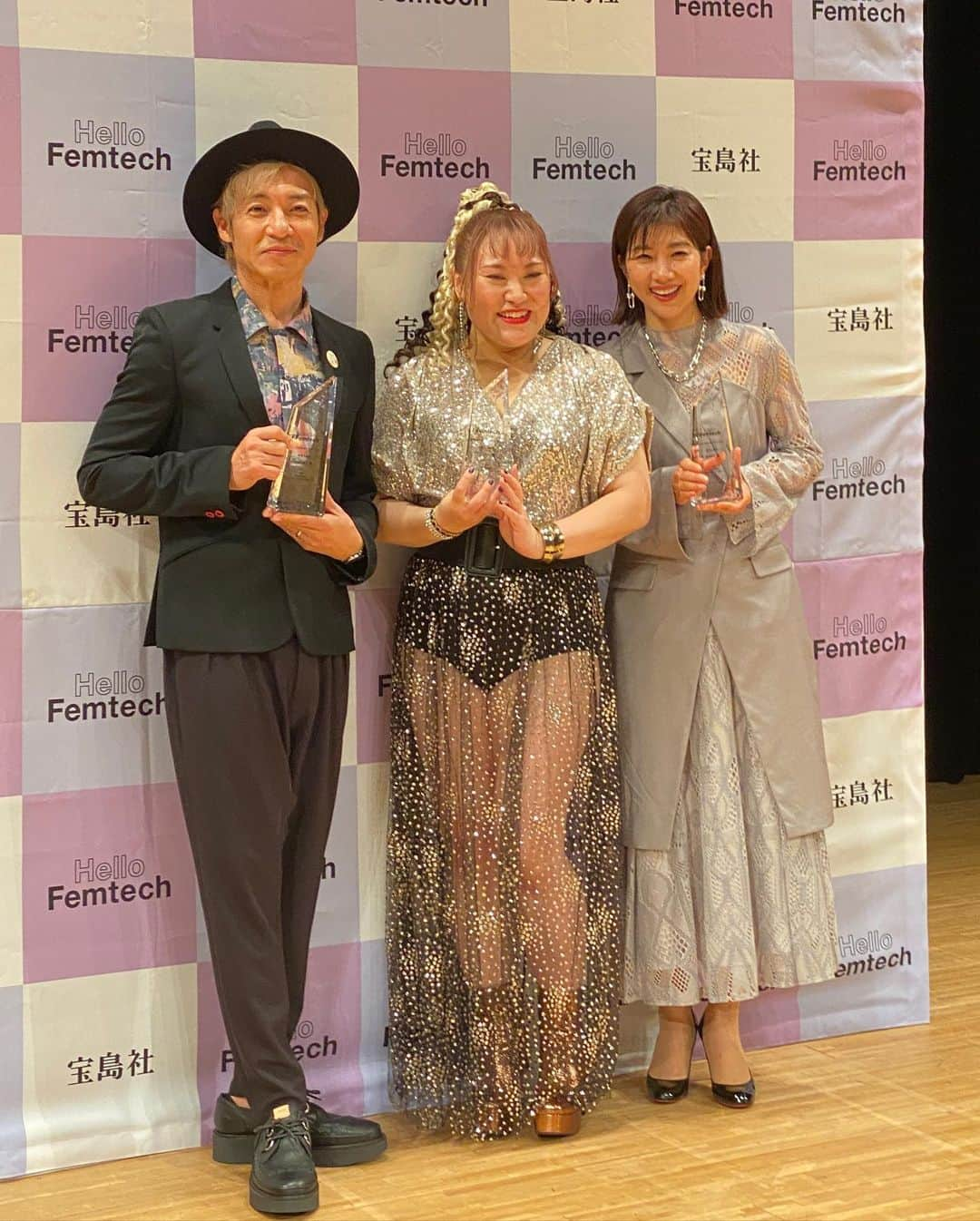 潮田玲子さんのインスタグラム写真 - (潮田玲子Instagram)「Hello Femtecアワード2022 著名人部門で受賞しました🙇‍♀️🙏 2021年６月に立ち上げた一般社団法人Woman's waysの活動が受賞理由でして、この賞は個人としてではなく団体メンバーやスタッフ、賛同してくださる企業の皆さん全員で受賞したものだと思ってます🙏 この賞を励みにまたセミナーなどみんなで更に頑張って活動していきたいと思います🙆‍♀️🙏  受賞式の後にはつるの剛士さん、バービーさんとトークセッションも行い、パートナー間での月経の話や、性教育についてなど話をしました。 タブー視されていたことが少しづつでもオープンになっていき、男女共にお互いに理解を深めていけたら良いなーと思いますよね☝️  本当にありがとうございました💓  衣装は @amerivintage のワンピースを着用させて頂きました🙋‍♀️  #hellofemtecaward2020  #宝島社 #日本経済新聞社イベント #授賞式 #つるの剛士さん #バービーさん #woman'sways」12月13日 8時35分 - reikoshiota_official