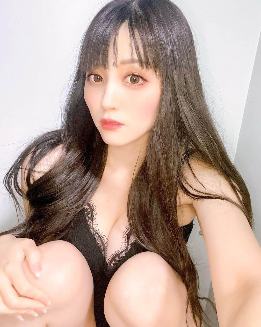 まろかさんのインスタグラム写真 - (まろかInstagram)「ぉはょ ー 🧸🍼 ぐると  銀座院に移動なってから . かなり忙しいけど 毎日 、楽しく働いてるょ 🫧🤍  髪の毛も黒くして . 落ち着きました 🙈 恥  この前 . クリニックでVISIA撮ったら32歳のまろかの肌年齢は ⋯ 23歳でした 🫰🏻💗 わぁぃ 🥰  ゃっぱり 、肌のケアは大事だょ ☺️  #まろか #拡散希望  #ましゅまろ #グラビアアイドル #グラドル #カウンセラー #アイドル #モデル #巨乳 #水着 #撮影 #follow #followme #instagood #photo #selfie #look #love #like #happy #smile #girl #me #gravure #idol #model #sexy #style #japan #tokyo」12月13日 9時00分 - maroka19901029