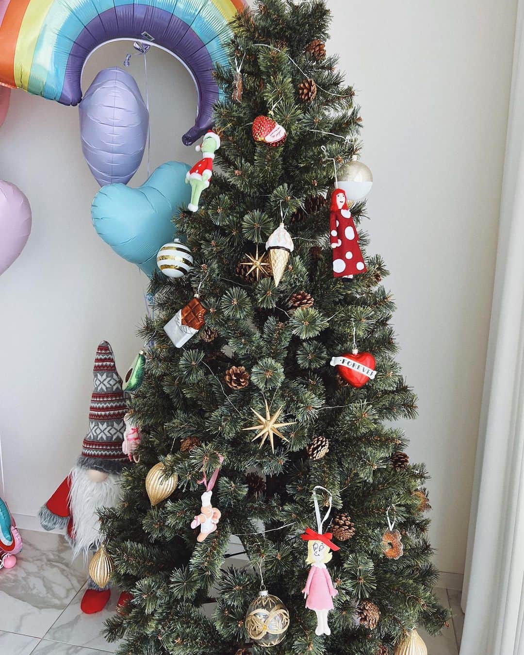 翁安芸さんのインスタグラム写真 - (翁安芸Instagram)「今年はクリスマスツリーを飾りました🎄🌟  娘の大好きなMr.グリンチも💚  #happyholidays #christmastree」12月13日 11時17分 - akinyc