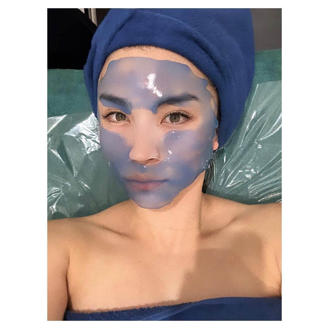 赤松悠実さんのインスタグラム写真 - (赤松悠実Instagram)「🟦🔵💙  "青いジェルくらい塗らしてーよー" で、お馴染みの青いパックです😂😂  @nanioafu_beautysalon  いろーーーんなエステがあって 毎回、その時の肌に合わせてやってもらってる🙌  痩身はもう、ビフォーアフターで別人になった🤩  年内にもう一回予約入れたよーん👍🤍  #エステ#美容 #美容記録#痩せたい」12月13日 11時46分 - akamatsuyuumi