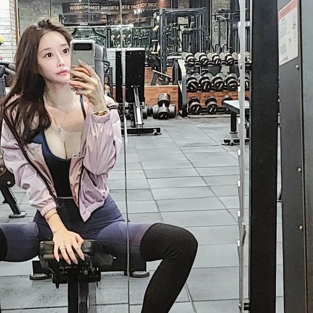 BodyON Koreaさんのインスタグラム写真 - (BodyON KoreaInstagram)「🔥생각과 삶이 멋진 #운동 피플들을 바디온코리아는 응원합니다! | | wow @h_jjjj222 👍😎💕 | | 🍀자신 or 주변 지인 중에 짐패션 핫피플 계시면 DM 보내주세요📩 | | #필라네스강사 #diet #trainer #필라테스 #fit #girl #selfie #model #abs #운동복 #셀피 #일상 #거울샷#instagood #브라탑 #healthy #눈바디 #fitness #얼짱 #몸짱 #body #몸스타그램 #바디스타그램 #모델#국내여행 #다이어터 #헬스 #여행에미치다 #pilates」12月13日 12時14分 - bodyonkorea