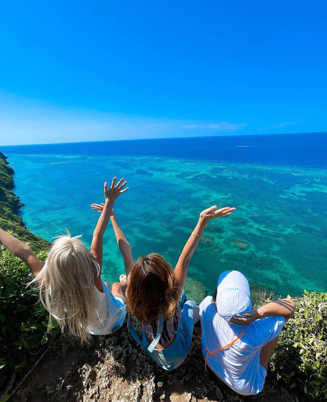 やよさーんさんのインスタグラム写真 - (やよさーんInstagram)「. ここに来たら宮古島来たって感じするぅぅ💙💛💙💛 今年は何回来たかわからない😆🏝 ３枚目の動画はびっくりするくらいベタ凪でした🤍 . 📍三角点 . . #伊良部島 #伊良部ブルー #イラブルー #宮古島旅行 #宮古島観光 #沖縄観光スポット #沖縄離島のセカイ #日本の絶景 #絶景スポット #世界の絶景 #女子旅 #女子旅行 #タビジョ #りとふる #miyakojima #travelgram #happy #amazing #bluewater #vacationmode #luxetravel」12月13日 12時22分 - yayosaan
