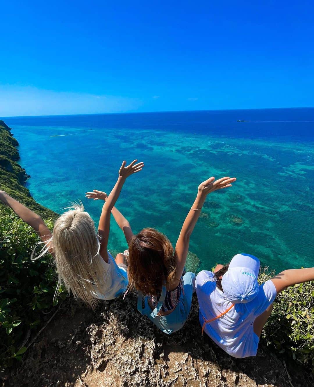 やよさーんさんのインスタグラム写真 - (やよさーんInstagram)「. ここに来たら宮古島来たって感じするぅぅ💙💛💙💛 今年は何回来たかわからない😆🏝 ３枚目の動画はびっくりするくらいベタ凪でした🤍 . 📍三角点 . . #伊良部島 #伊良部ブルー #イラブルー #宮古島旅行 #宮古島観光 #沖縄観光スポット #沖縄離島のセカイ #日本の絶景 #絶景スポット #世界の絶景 #女子旅 #女子旅行 #タビジョ #りとふる #miyakojima #travelgram #happy #amazing #bluewater #vacationmode #luxetravel」12月13日 12時22分 - yayosaan