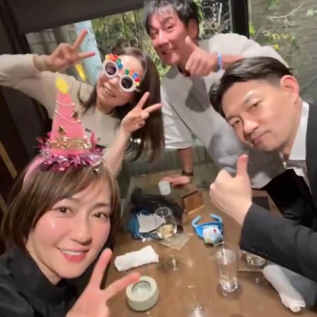 あだち理絵子さんのインスタグラム写真 - (あだち理絵子Instagram)「少し早い お誕生日お祝いしてもらいました！！  4人中、3人が12月産まれで サプライズケーキ。  プレートを変えていくなんて天才！  じゅんちゃんありがとうね☺️  当初の目的はじゅんちゃんの快気祝い。  なんせめでたい🎉  品よい色のローズもめちゃ好み❤️  そういえば、昨年の今頃は 大阪松竹座の舞台中で 出演者さん達、めちゃ12月産まれ多かったw  #12月産まれ #48歳 #アラフィフ #美熟女 #美食会」12月13日 15時03分 - adachi.rieko