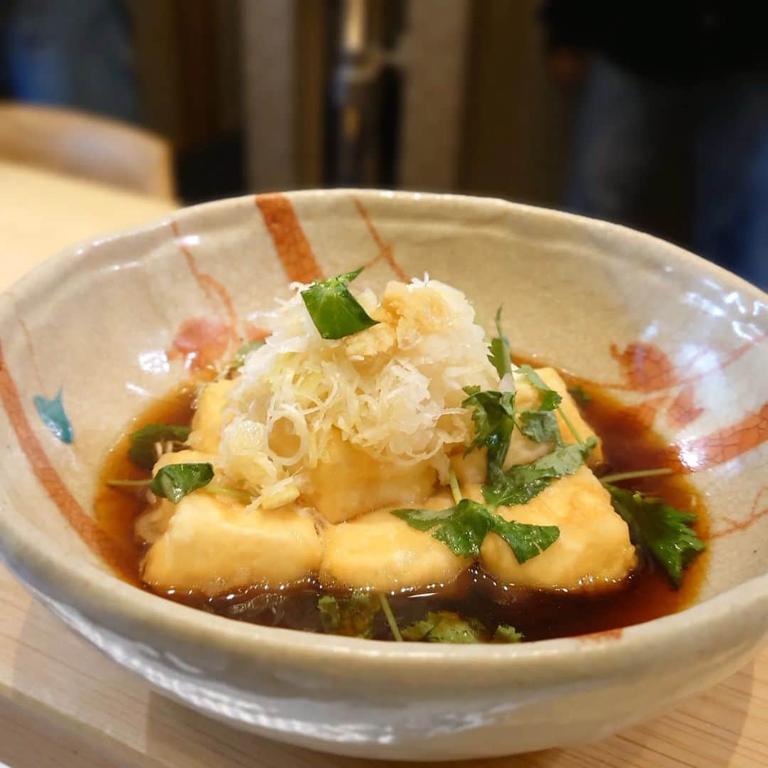 小島奈津子さんのインスタグラム写真 - (小島奈津子Instagram)「2022.12.13 #BSTBS　#噂の東京マガジン 10/30の#やってtry　は #揚げ出し豆腐　でした (かなり遅くなって申し訳ない🙇)  絹豆腐を切って、パラパラと上下に 少量の塩を振って15分 ↓ 水切りはこれだけです！ ペーパーで水気を拭き取って、粉をまとわせて油でカラッと揚げる  大将は、 「水分を抜きすぎると、豆腐のなめらかさがなくなってしまうので、このやり方で。」とのこと。 おーーー✨なるほど✨✨ 舌の上でなめらかな感じが残る、とろっとした揚げ出しです！  青のりや胡麻など、変わり種揚げ出し豆腐も教えてくださいました。 詳しい作り方は　@uwasano_bstbs で！ 分かりやすいですよー。  #季旬鈴なり #荒木町 #四谷」12月13日 16時58分 - kojimanatsuko_official