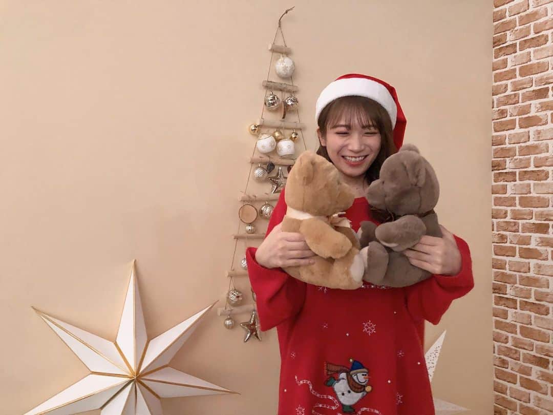 秋元真夏さんのインスタグラム写真 - (秋元真夏Instagram)「.  クリスマスの生写真撮影にいたくまちゃん🧸🧸  かわいいからチューさせようとしたら 私の顔が赤くなっちゃった。  #メリクリ #くまちゃんは照れてない」12月13日 18時14分 - manatsu.akimoto_official