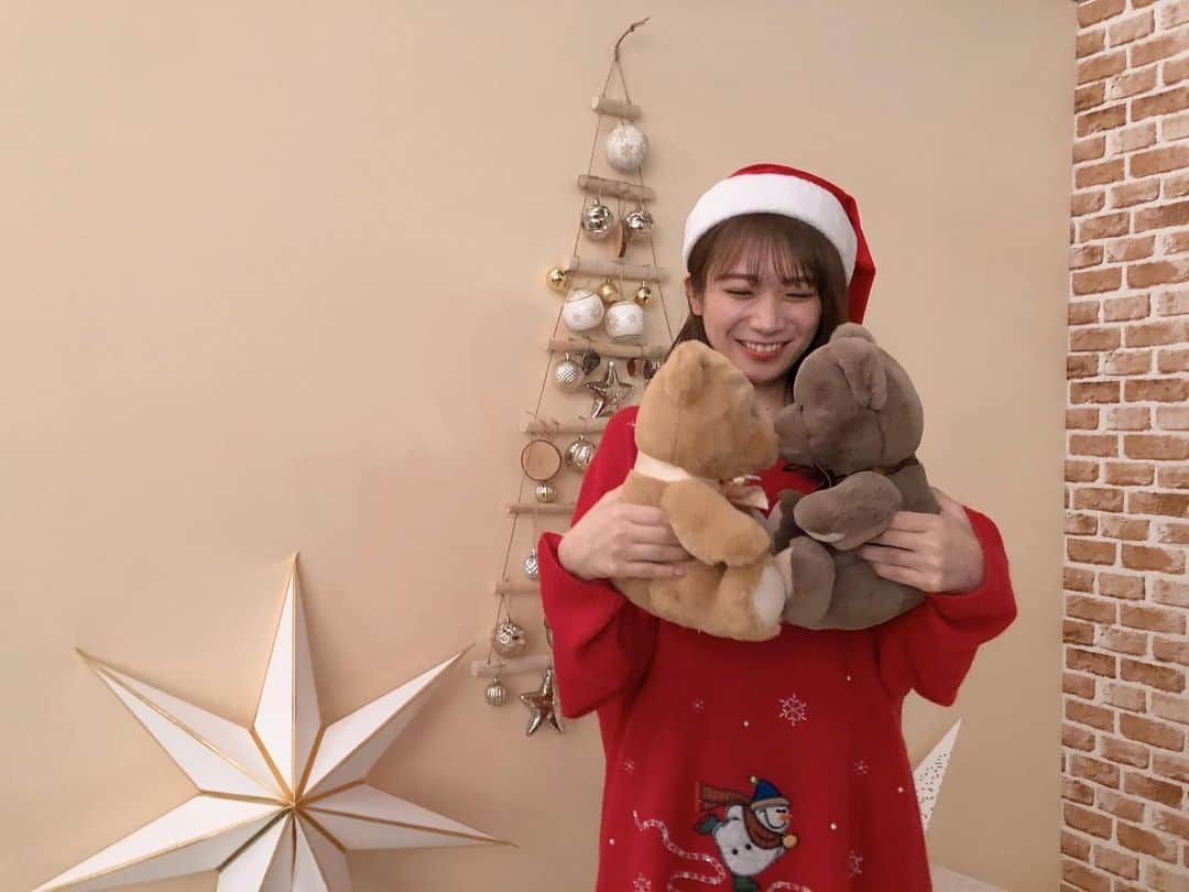 秋元真夏さんのインスタグラム写真 - (秋元真夏Instagram)「.  クリスマスの生写真撮影にいたくまちゃん🧸🧸  かわいいからチューさせようとしたら 私の顔が赤くなっちゃった。  #メリクリ #くまちゃんは照れてない」12月13日 18時14分 - manatsu.akimoto_official