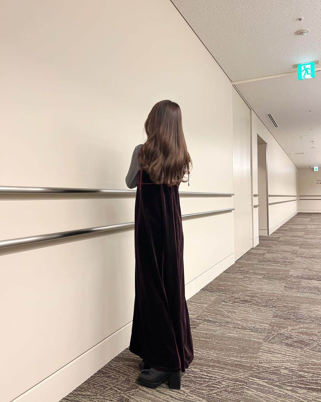 向井地美音さんのインスタグラム写真 - (向井地美音Instagram)「* ボルドーのベロアワンピース 生地が冬でかわいい☃️🧣」12月13日 19時04分 - ___mion.m