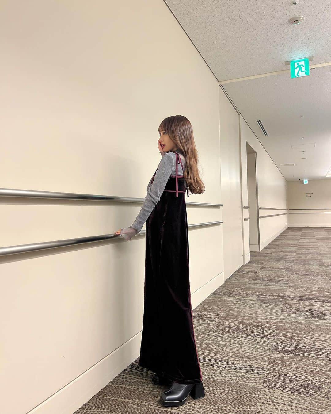 向井地美音さんのインスタグラム写真 - (向井地美音Instagram)「* ボルドーのベロアワンピース 生地が冬でかわいい☃️🧣」12月13日 19時04分 - ___mion.m