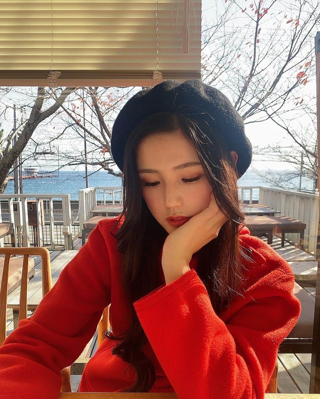 真木しおりさんのインスタグラム写真 - (真木しおりInstagram)「なんかクリスマスっぽくも秋っぽくもある感じになってしまった❄️🍁  誰が美味しそうに紅茶飲めるか選手権して爆笑してたとは思えない寂しげな表情ですなぁ~💭  #cafe #赤コーデ #赤ずきん #ベレー帽 #toothtoothseasidecafe #rq #レースクイーン #ootd #今日のコーデ #黒髪 #黒髪ロング」12月13日 20時57分 - maki_shiori_dayo