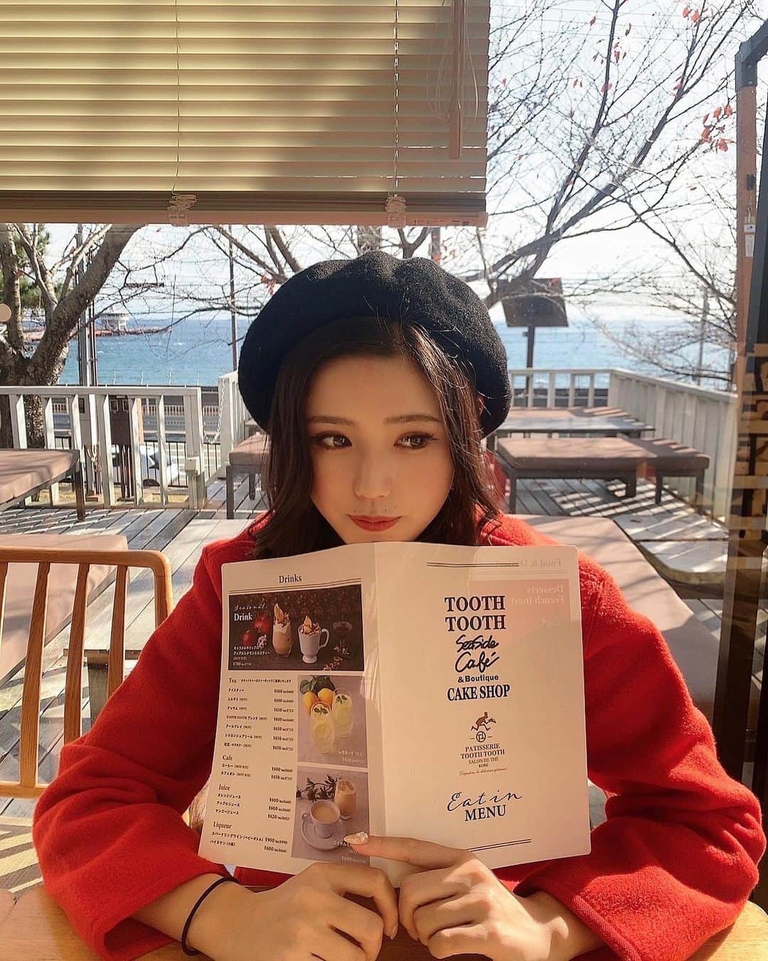 真木しおりさんのインスタグラム写真 - (真木しおりInstagram)「なんかクリスマスっぽくも秋っぽくもある感じになってしまった❄️🍁  誰が美味しそうに紅茶飲めるか選手権して爆笑してたとは思えない寂しげな表情ですなぁ~💭  #cafe #赤コーデ #赤ずきん #ベレー帽 #toothtoothseasidecafe #rq #レースクイーン #ootd #今日のコーデ #黒髪 #黒髪ロング」12月13日 20時57分 - maki_shiori_dayo