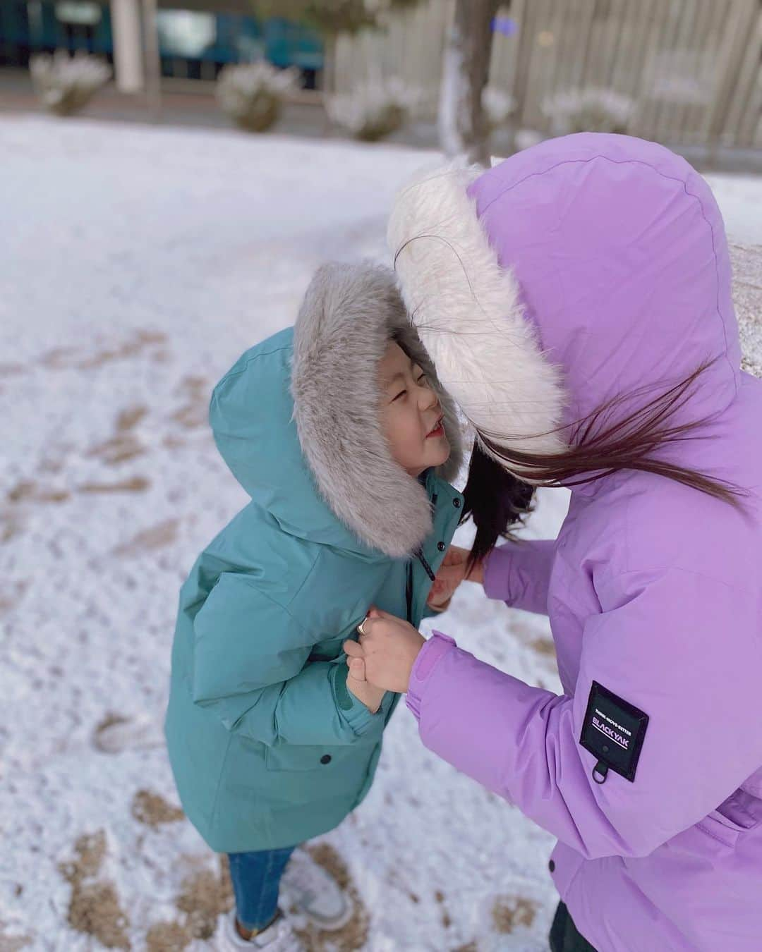 ウンチェさんのインスタグラム写真 - (ウンチェInstagram)「#광고   한 순간에 설원이 되어버렸네❄️  누나랑 부피감 대비 가볍고 따수운 구스다운으로  커플룩 입고 눈밭에서 한참을 뛰어 놀다 들어왔지요🤍  @blackyakkids.official  #블랙야크키즈 #야크투게더룩 #트윈룩 #패밀리룩 #커플룩 #키즈패딩 #키즈다운점퍼 #blackyakkids #가족룩 #키즈옷 #키즈패션 #키즈데일리룩 #남매스타그램 #누나동생 #육아스타그램」12月13日 20時59分 - __leehye