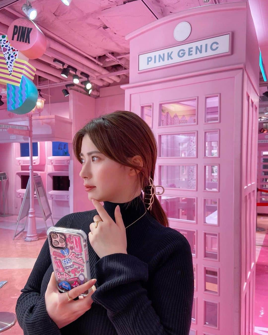 伊藤奈月さんのインスタグラム写真 - (伊藤奈月Instagram)「⁡ 𝐁𝐚𝐫𝐛𝐢𝐞 × 𝐂𝐀𝐒𝐄𝐓𝐢𝐅𝐘 コラボコレクション💄📱 ※12/15発売  @CASETiFY_jp ⁡ 子供の頃 バービーが好きで、 バレエやら ピアノやら 塾やら、 お稽古バックは バービーにしてた🩰🎹🫶🏻 ⁡ 修学旅行のスーツケースも バービーのスーツケースを 新たに買ってもらって 行った記憶ある🧳笑 ⁡ ⁡ 2枚目はアイコニックカラーの ピンクの空間で🦩💒🐖👙🌷 ⁡ CASETiFYのケースは 落としても ぜっったいにiPhone割れなくて とっても丈夫なので、 普段から ずっと愛用しています🫶🏻 ⁡ #pr #BarbiexCASETiFY  #CASETiFY  #バービー  #ケースティファイ #iPhone  #iPhoneケース #コラボコレクション」12月13日 22時56分 - naachan__