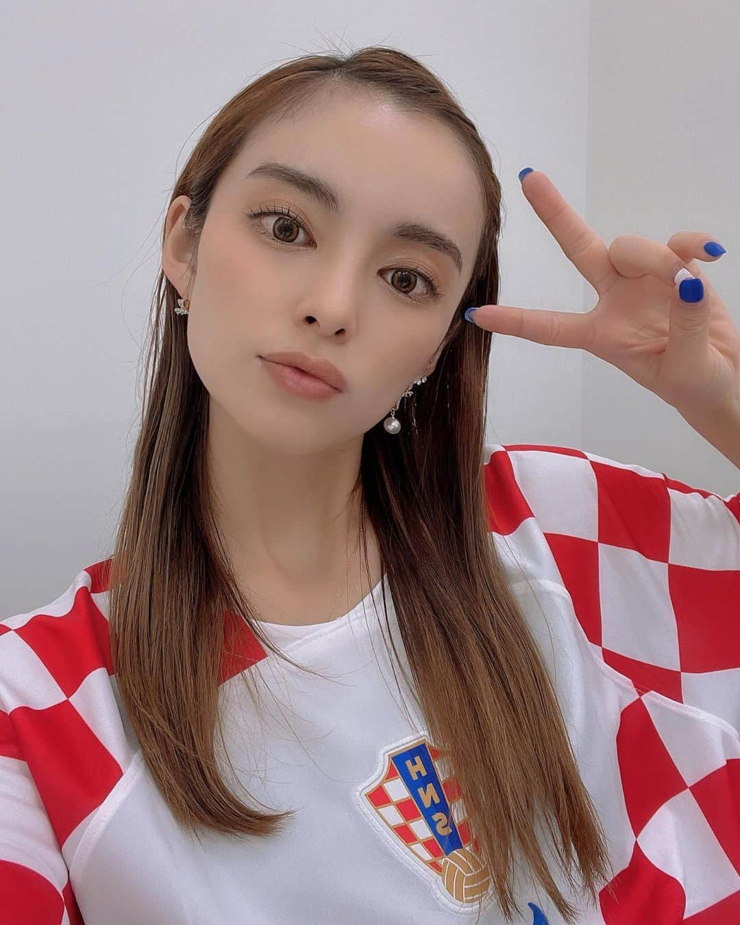 SHO-NOさんのインスタグラム写真 - (SHO-NOInstagram)「先日のクロアチア🇭🇷vsブラジル🇧🇷の試合 ABEMA応援スタジオに出演した時はクロアチア🇭🇷のユニフォームが衣装でした❣️ そして本日28:00（明日朝4:00）キックオフの試合は アルゼンチン🇦🇷vsクロアチア🇭🇷！ みんなのスコア予想は！？ 私は1-1延長からの1-2クロアチア勝利で✌️ . . #Croatia #fifaworldcup #fifaworldcup2022 #qatarworldcup #qatar2022 #worldcup #FIFAワールドカップ #カタールワールドカップ」12月14日 0時05分 - shono.contact